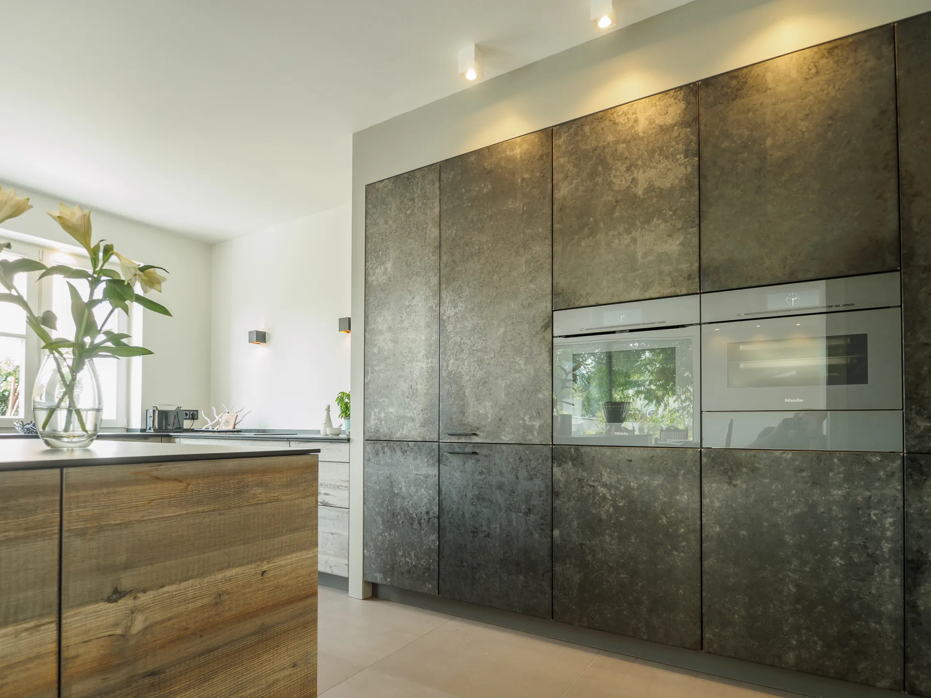 Designküche in Holz – Exklusive Küche mit sonnenverbrannten Holzfronten