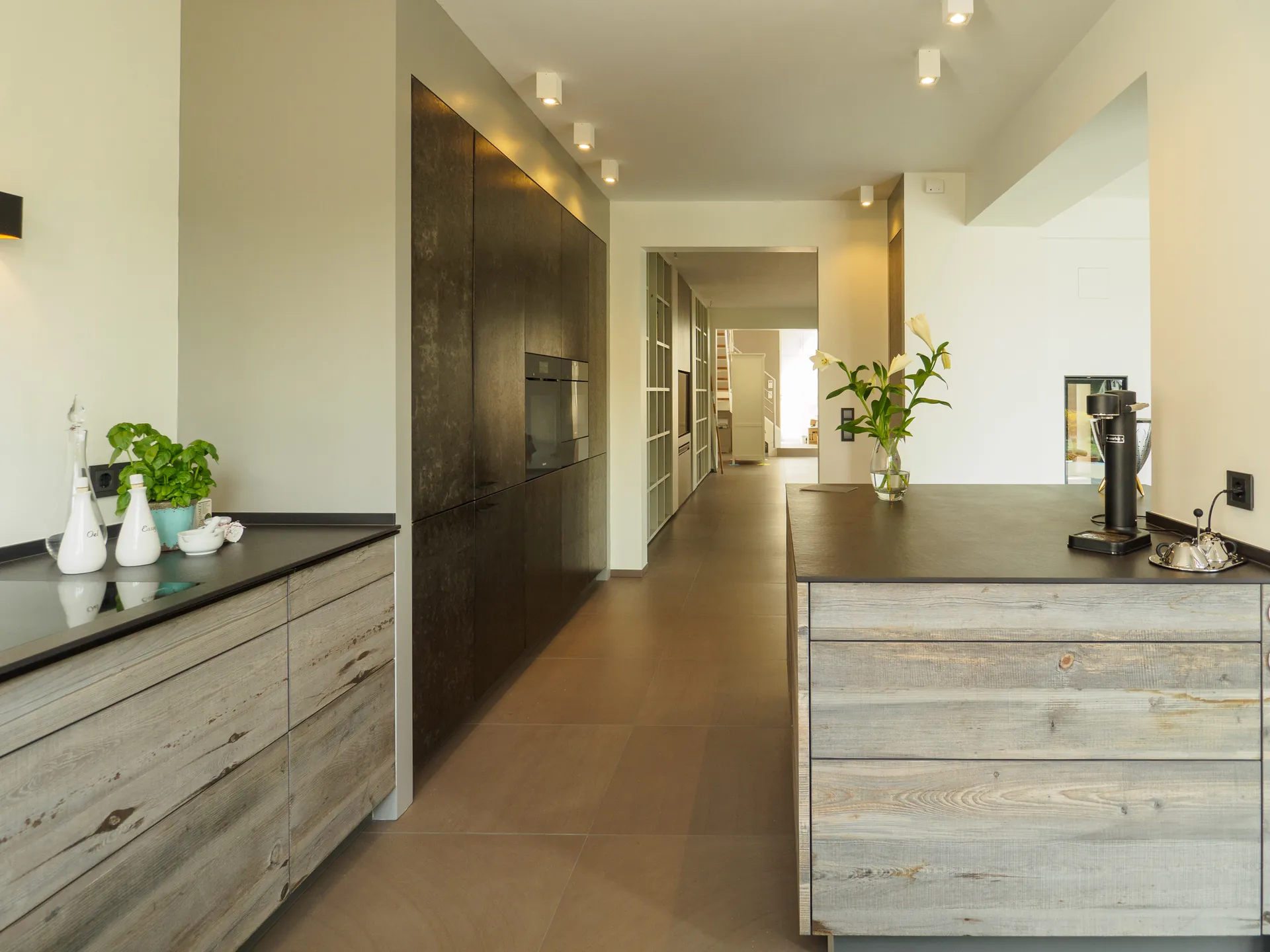 Designküche in Holz – Exklusive Küche mit sonnenverbrannten Holzfronten