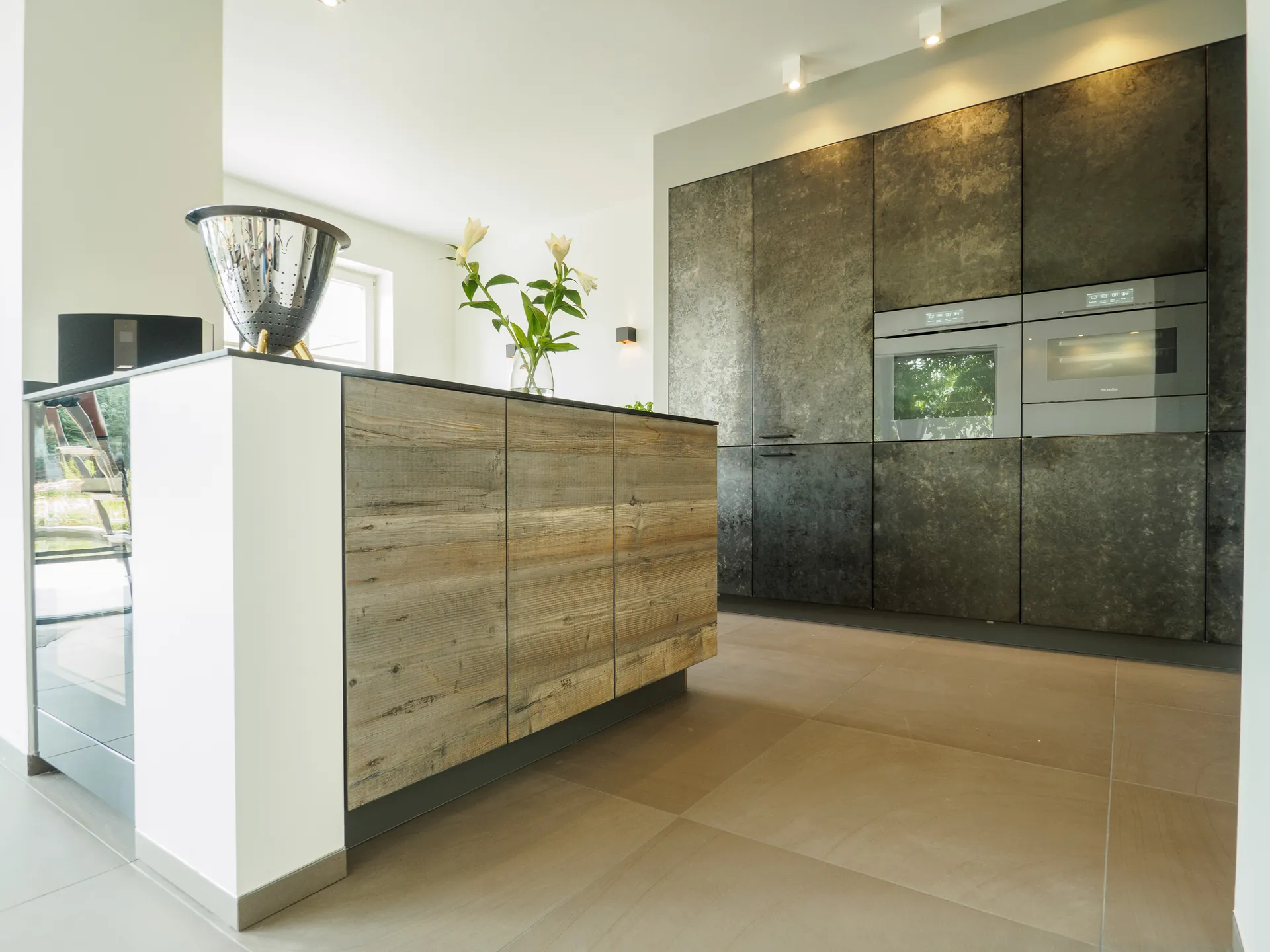 Designküche in Holz – Exklusive Küche mit sonnenverbrannten Holzfronten