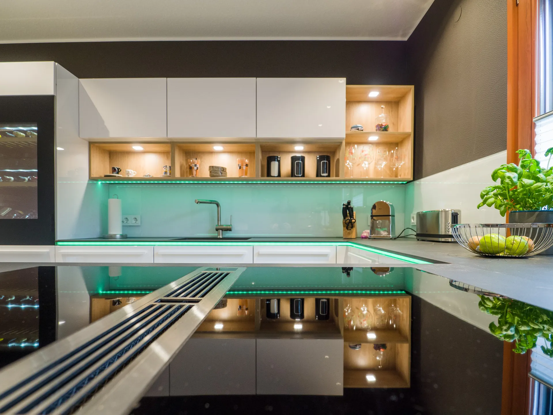 Designküche – Leicht Küche Arktisweiß mit Dekton-Arbeitsplatte