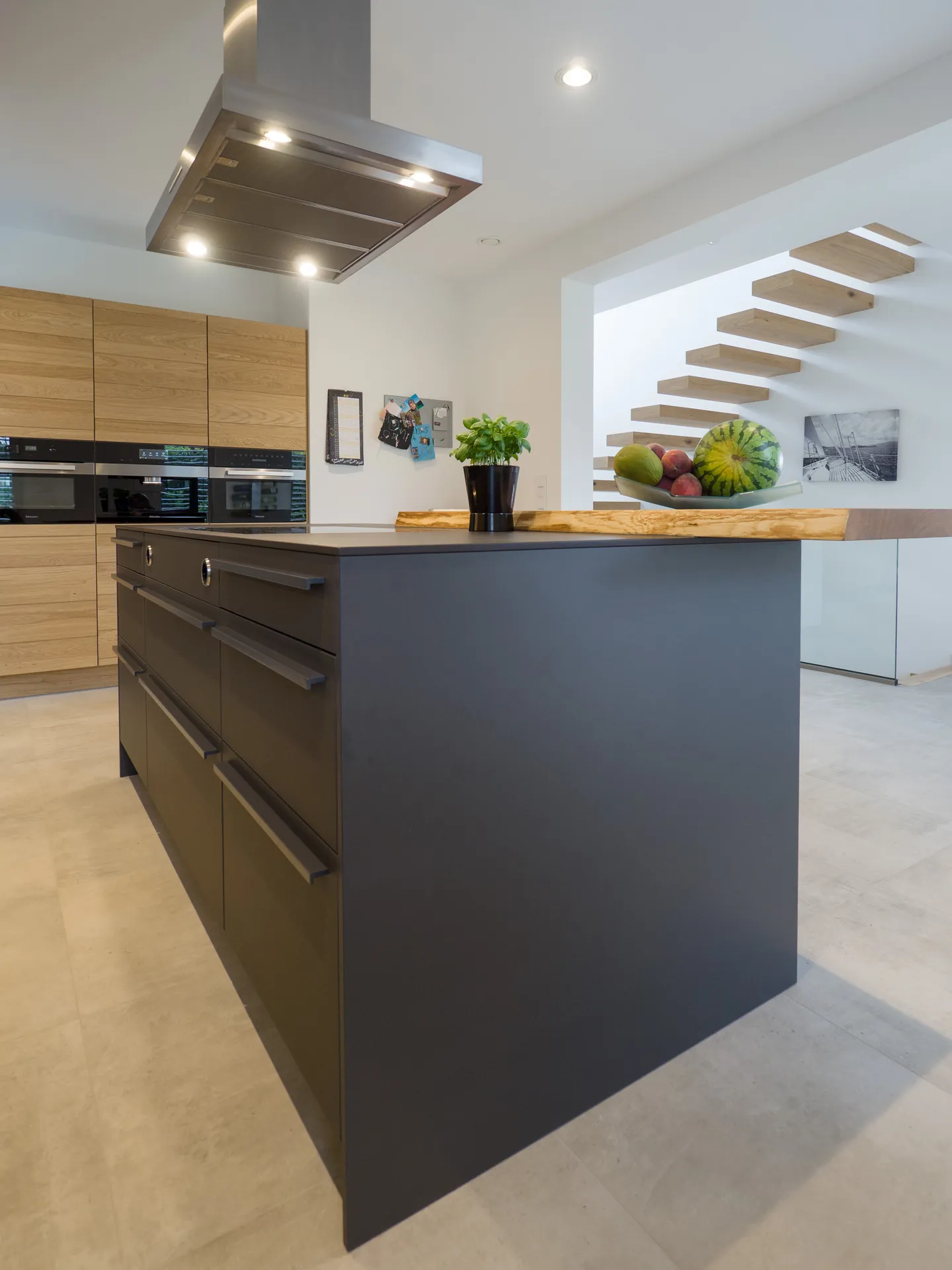 Designküche – Leicht Küche in Carbongrau mit Eiche