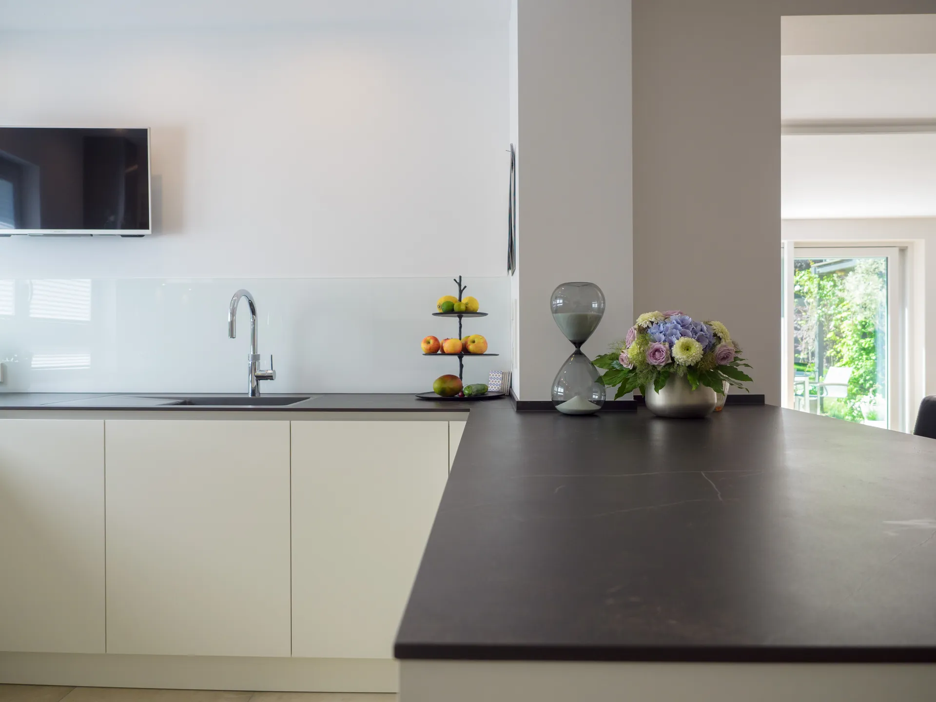 Designküche – Häcker Küche in Weiß Mattlack mit Dekton
