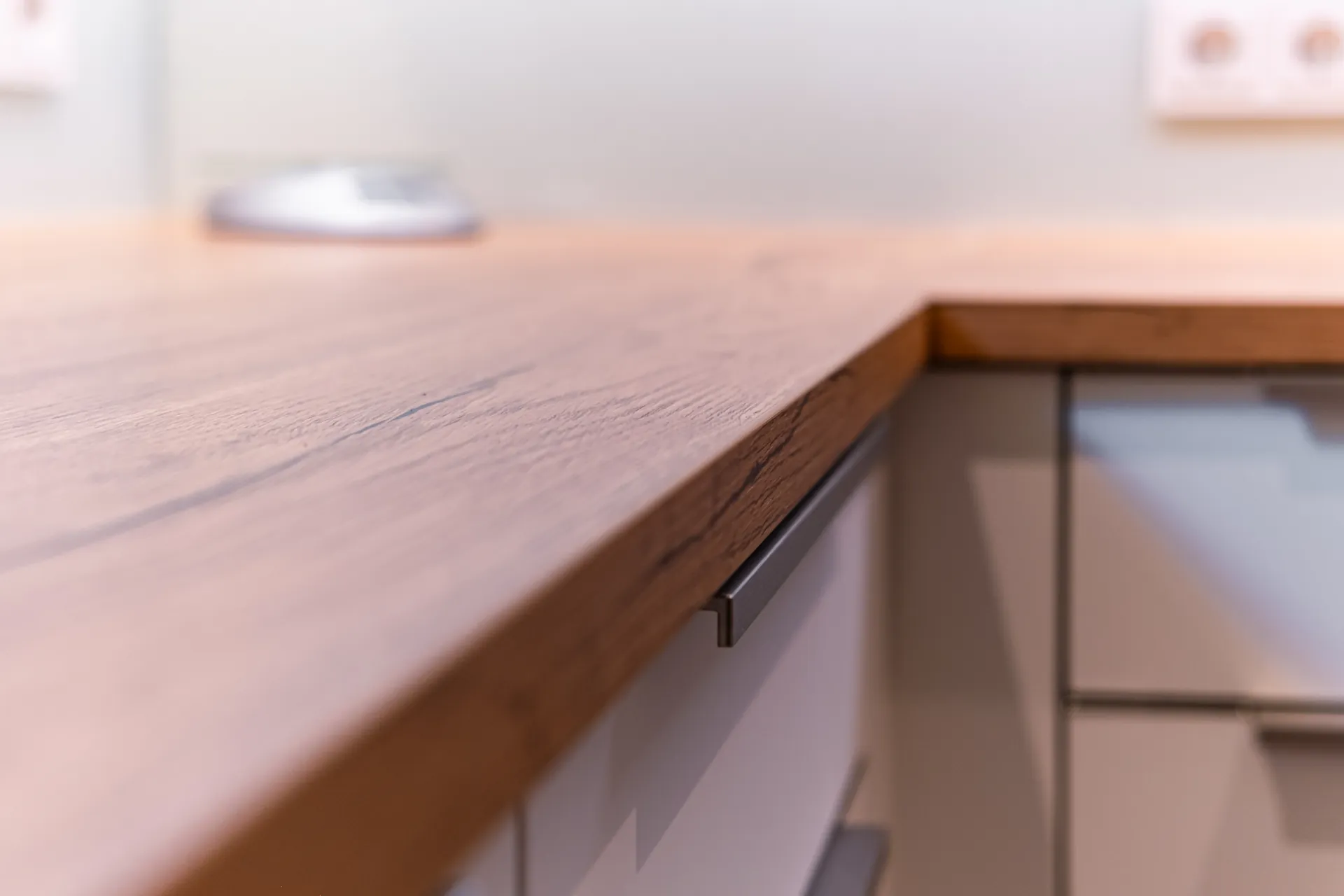 Landhausküche in Holz – Moderne U-Küche mit Holzelementen