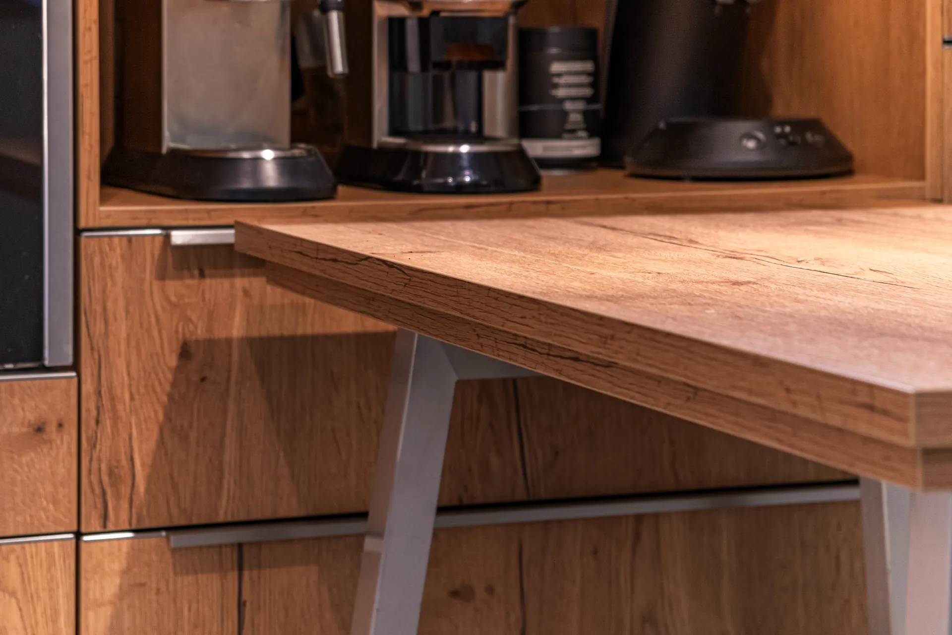 Landhausküche in Holz – Moderne U-Küche mit Holzelementen