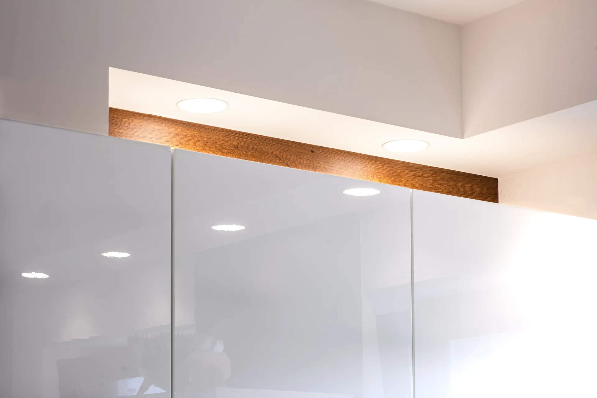 Designküche in U-Form – Naturstein und Holz mit NEFF Geräten