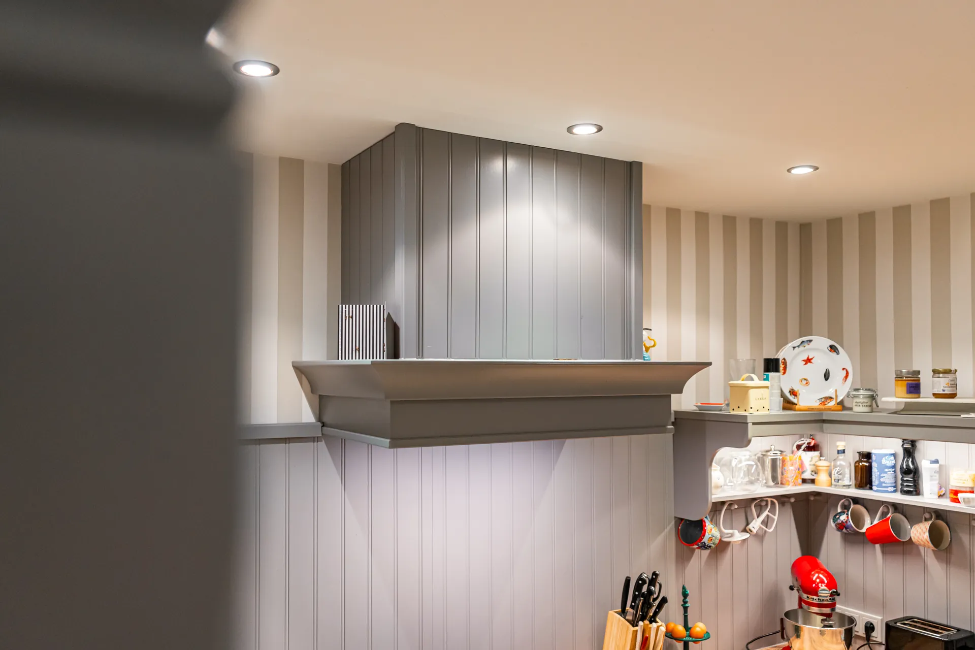 Landhausküche in U-Form – Schreinerküche aus Holz mit Bora und Miele