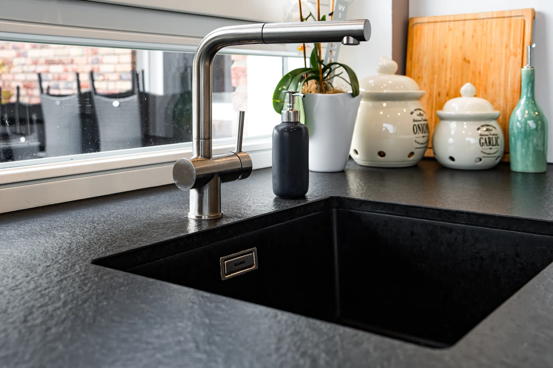 Designküche mit Insel – Naturstein-Küche mit Blanco und Nero
