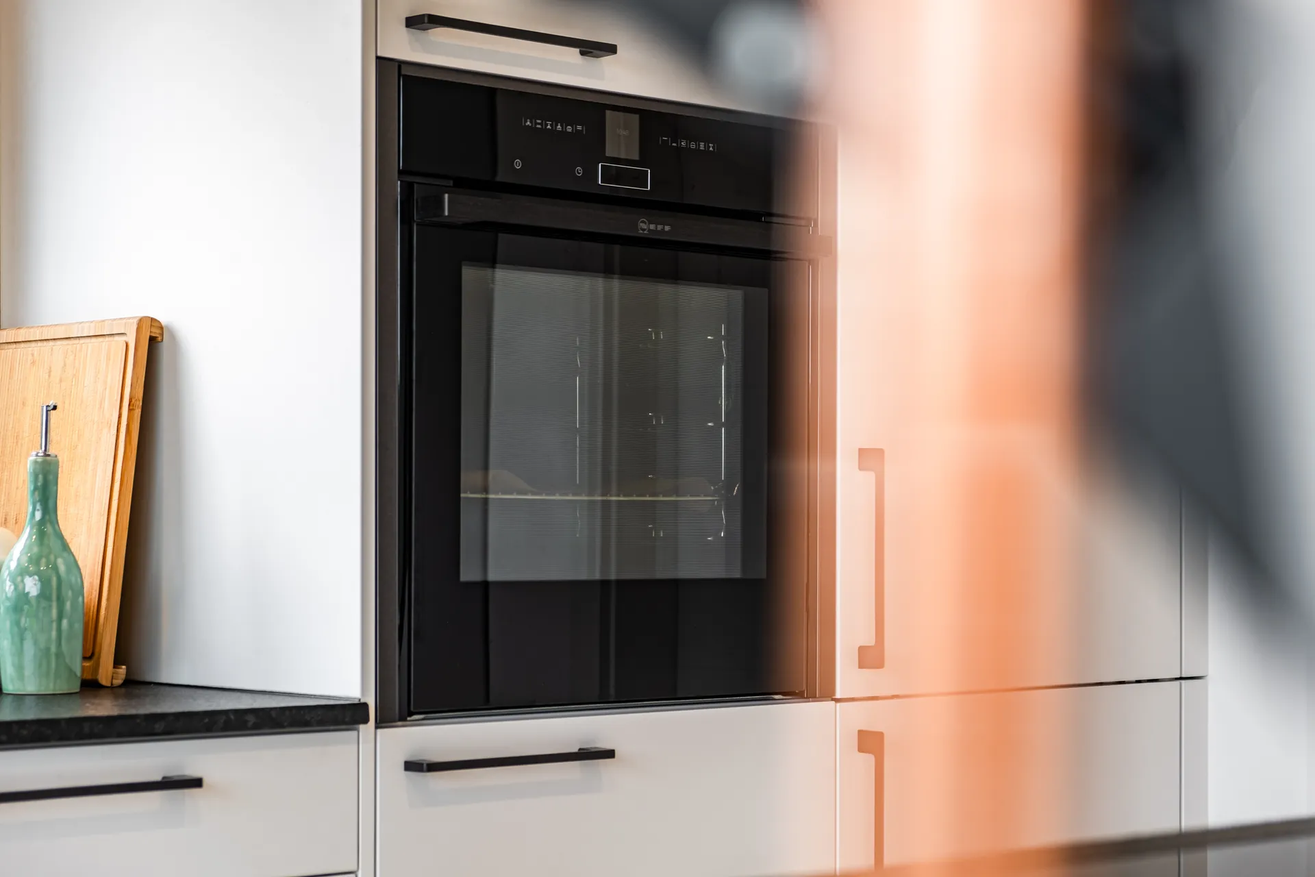 Designküche mit Insel – Naturstein-Küche mit Blanco und Nero