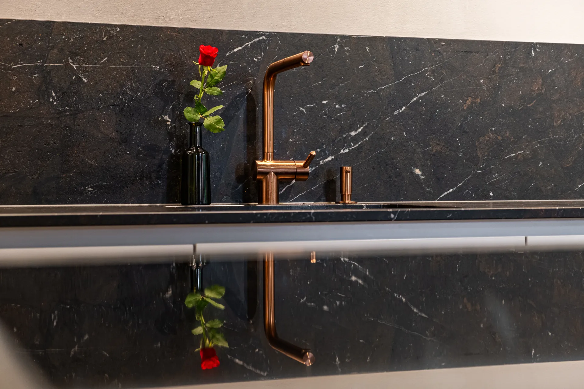 Grifflose Designküche mit Insel – Naturstein mit Bora und Miele