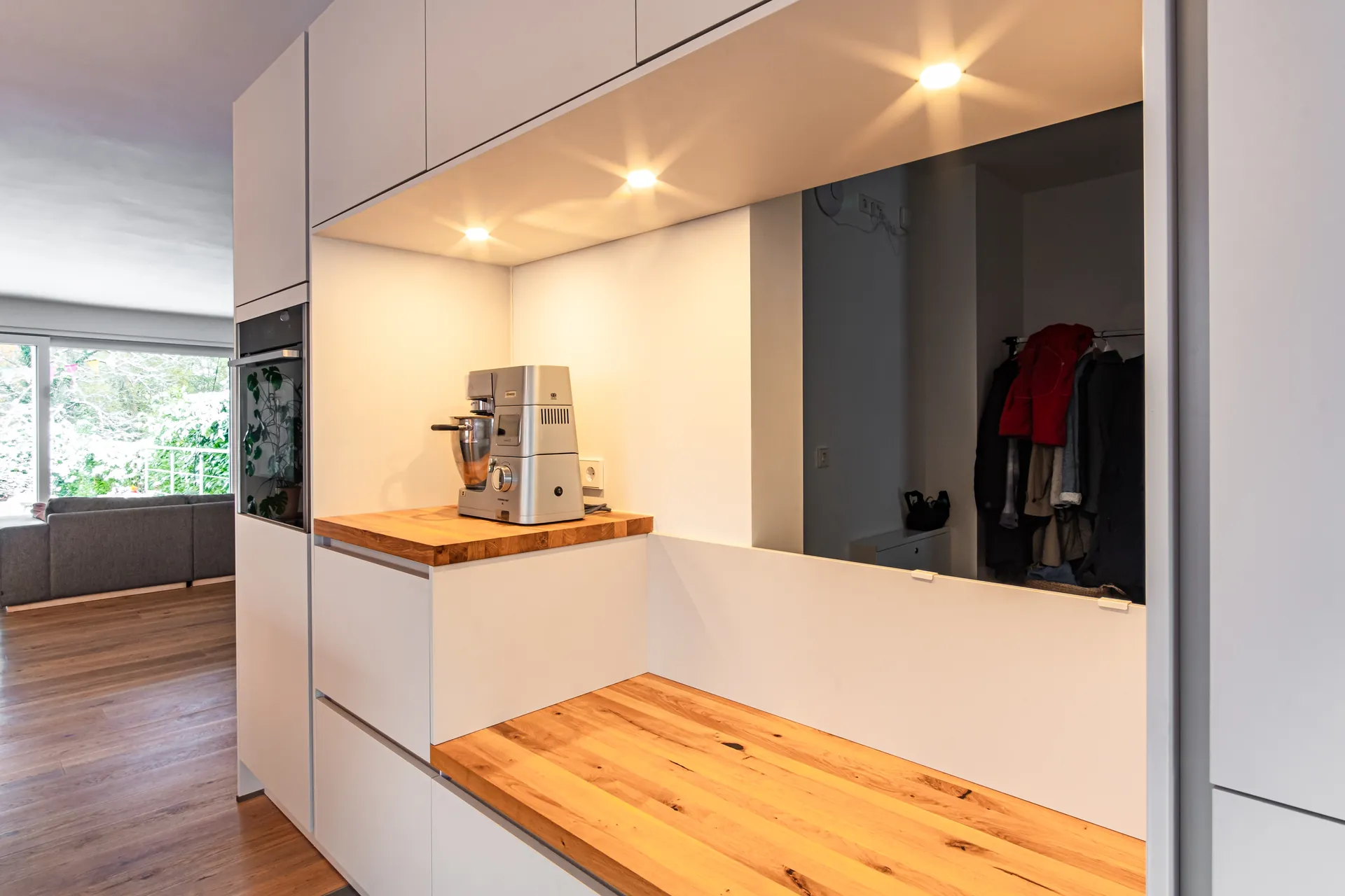 Sitzbank mit Holzplatte in der Küche verbaut