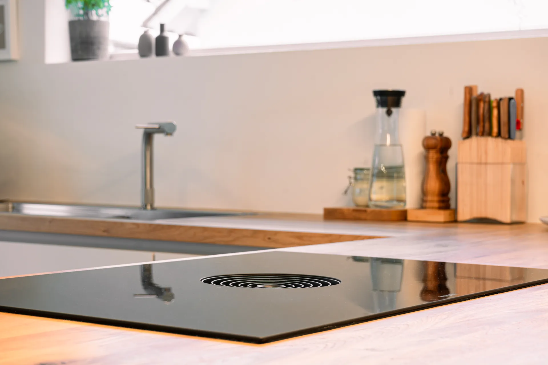 Grifflose Schreinerküche – L-Form mit Holz, Keramik und Quooker