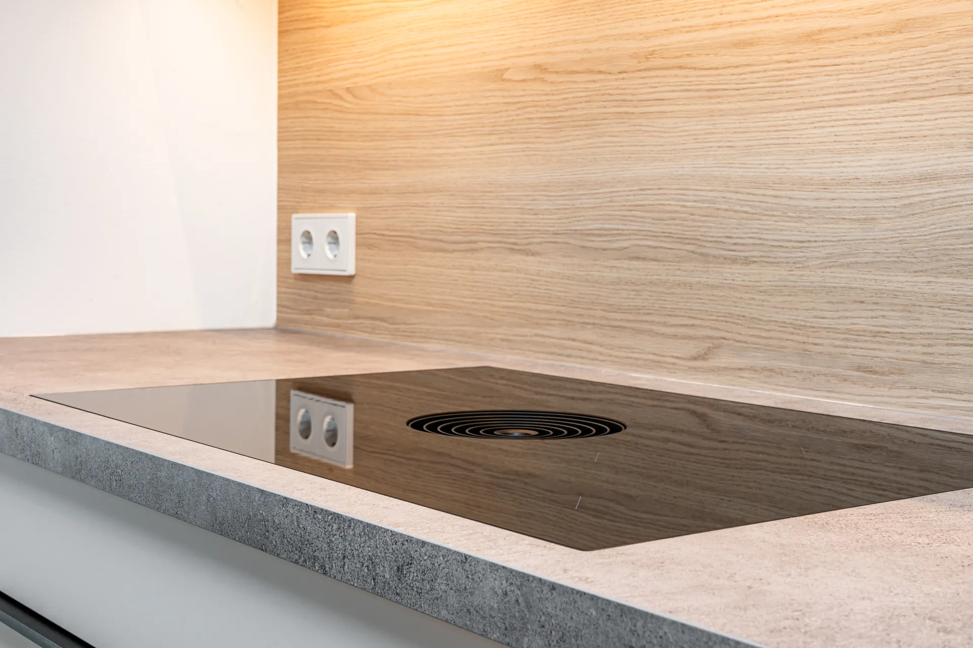Designküche – Zweizeilige Küche mit Keramik und Holz