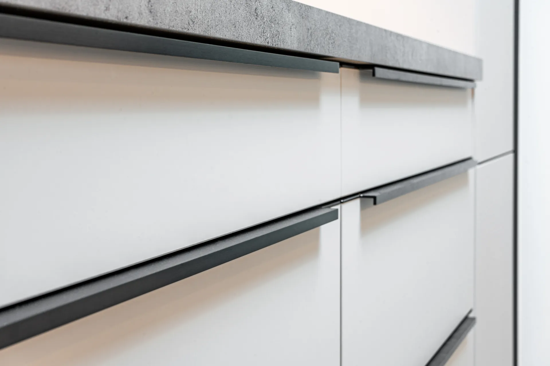 Designküche – Zweizeilige Küche mit Keramik und Holz