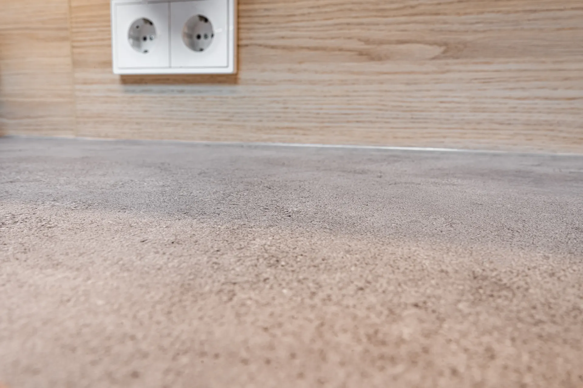 Designküche – Zweizeilige Küche mit Keramik und Holz