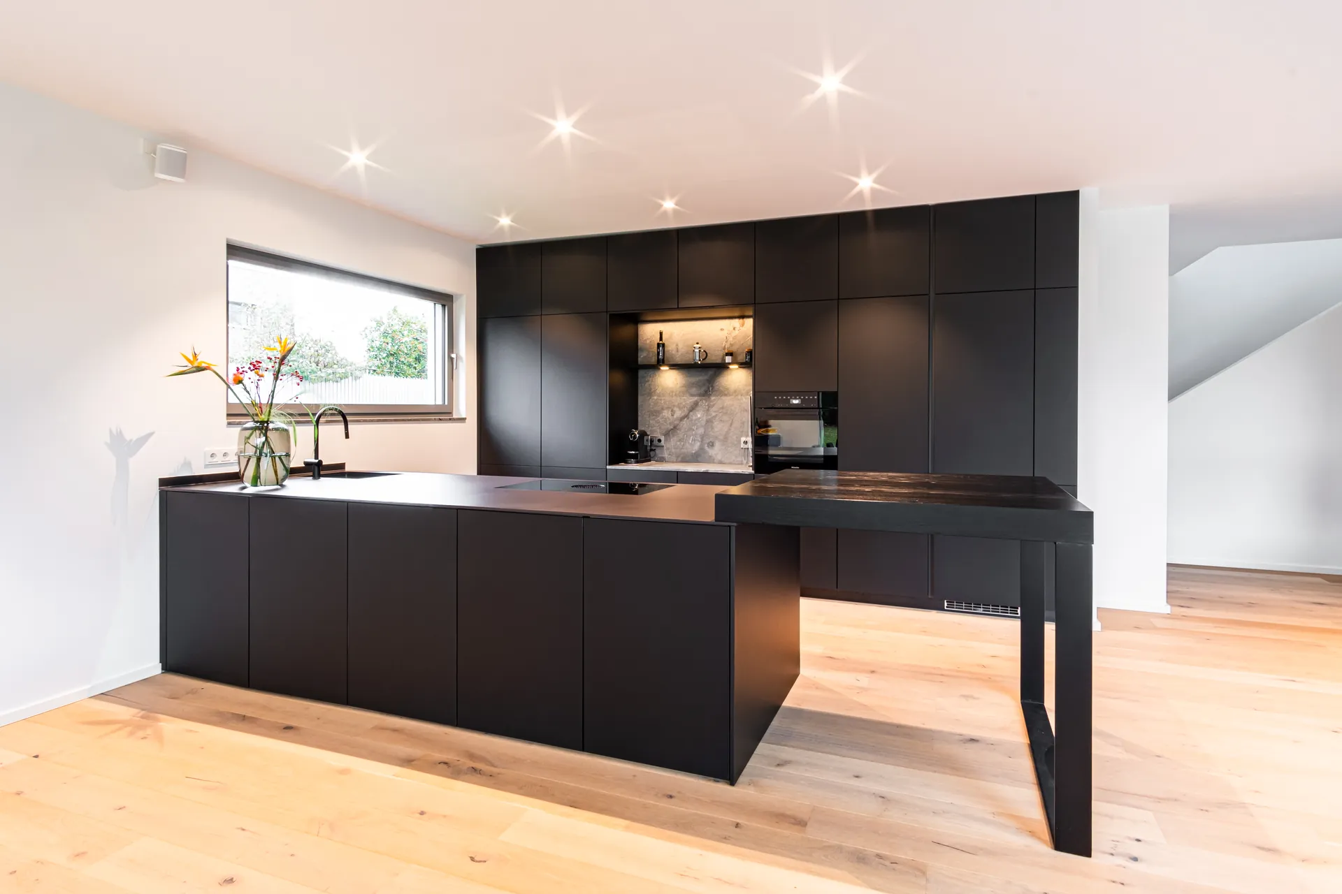 Designküche mit Kochinsel – Schreinerküche mit Holz, Keramik und Naturstein