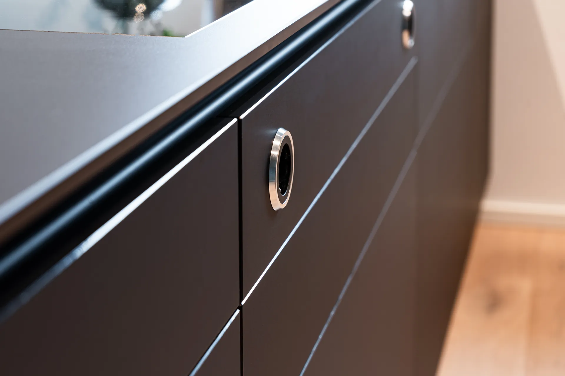 Designküche mit Kochinsel – Schreinerküche mit Holz, Keramik und Naturstein