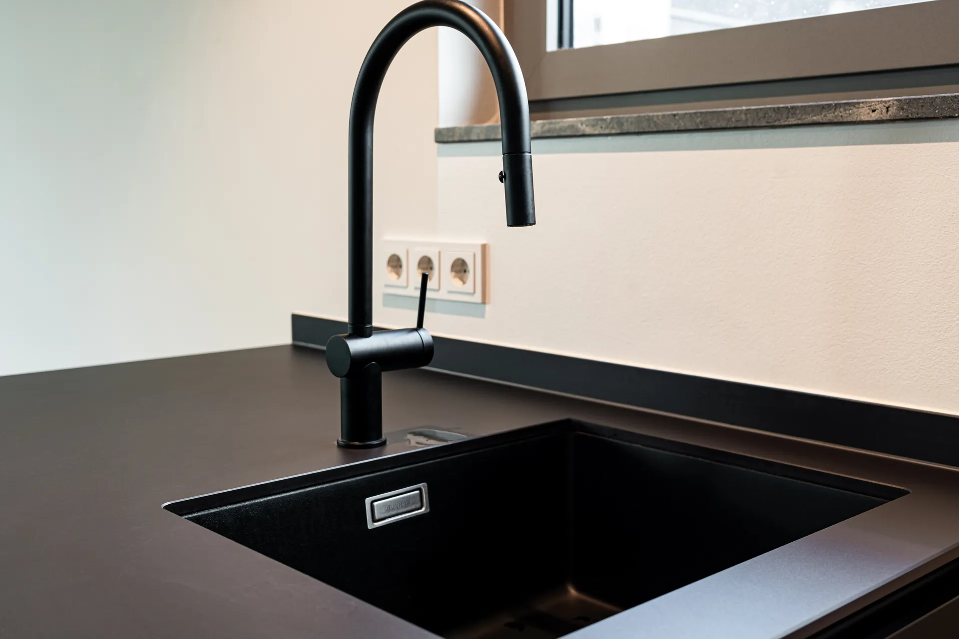 Designküche mit Kochinsel – Schreinerküche mit Holz, Keramik und Naturstein