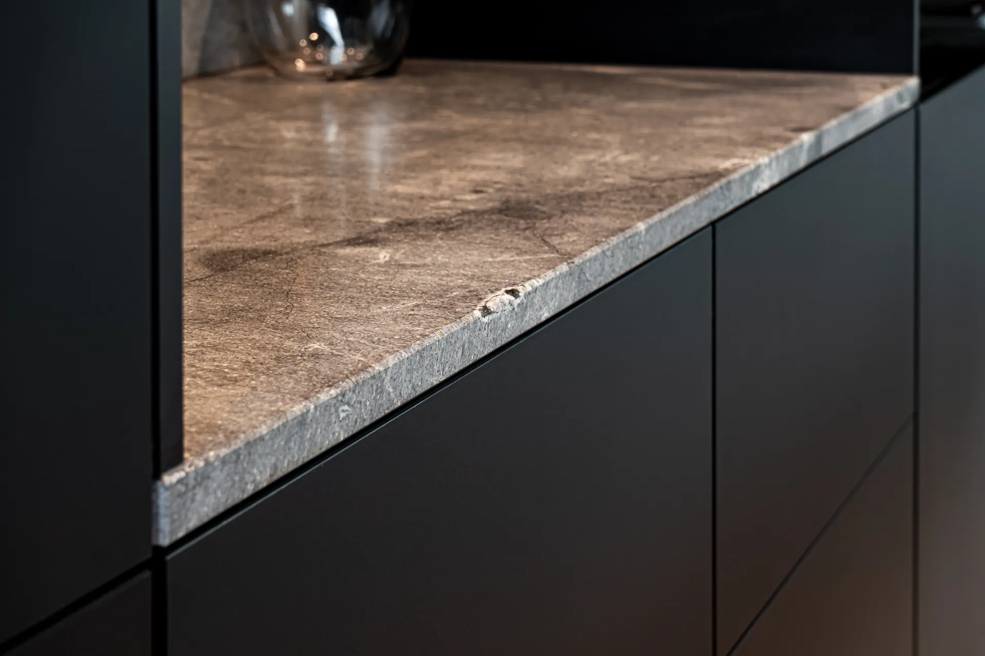 Designküche mit Kochinsel – Schreinerküche mit Holz, Keramik und Naturstein