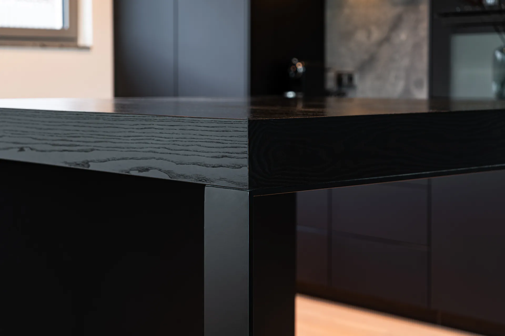 Designküche mit Kochinsel – Schreinerküche mit Holz, Keramik und Naturstein