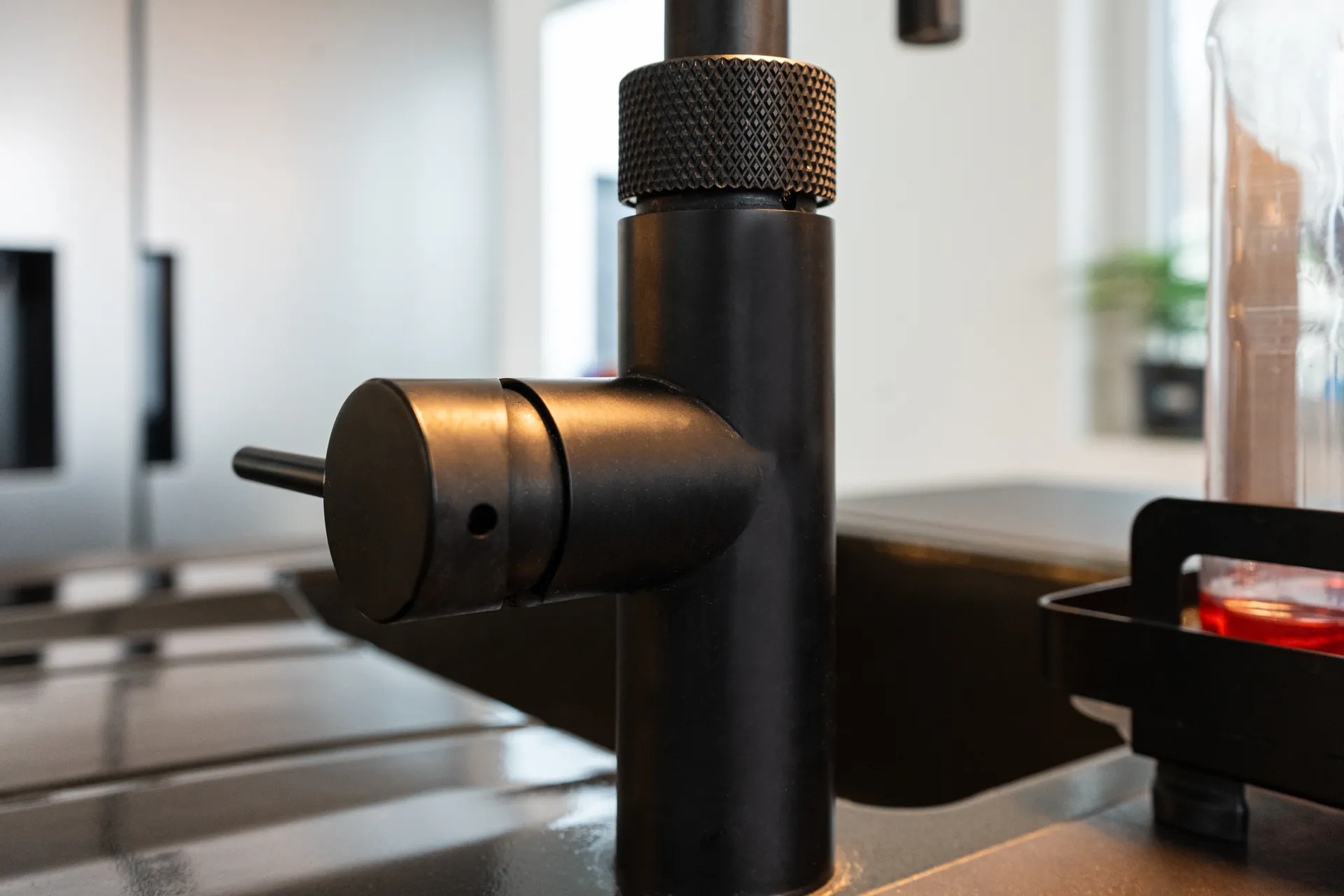Designküche mit Kochinsel – Keramik mit Leicht, Bora und Quooker