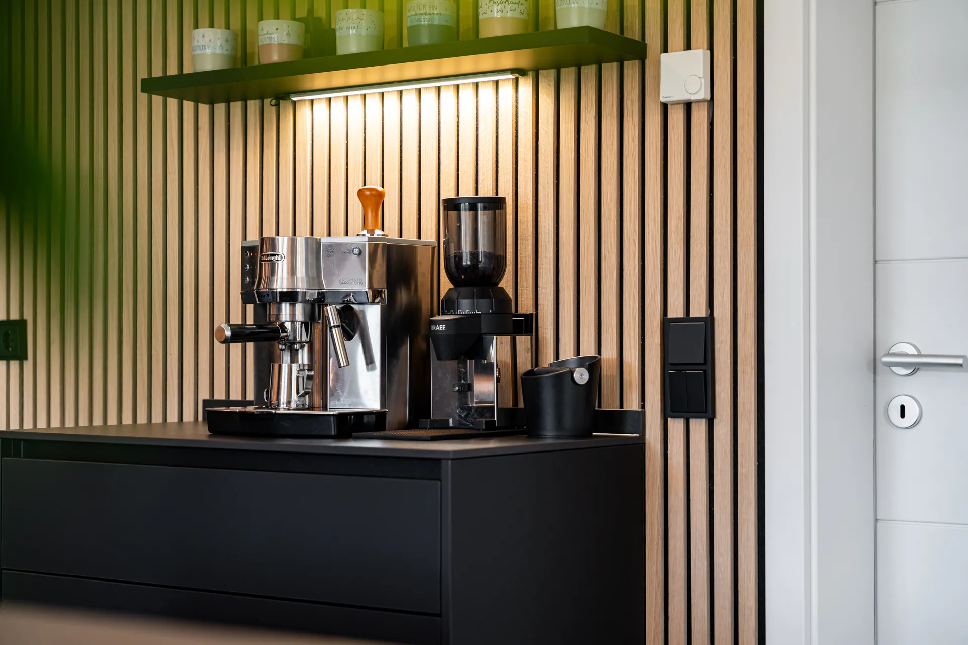 Grifflose Küche mit Insel – Keramik mit Bora, NEFF und Quooker