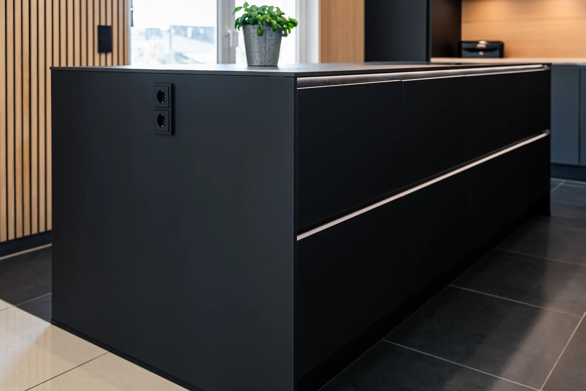 Grifflose Küche mit Insel – Keramik mit Bora, NEFF und Quooker