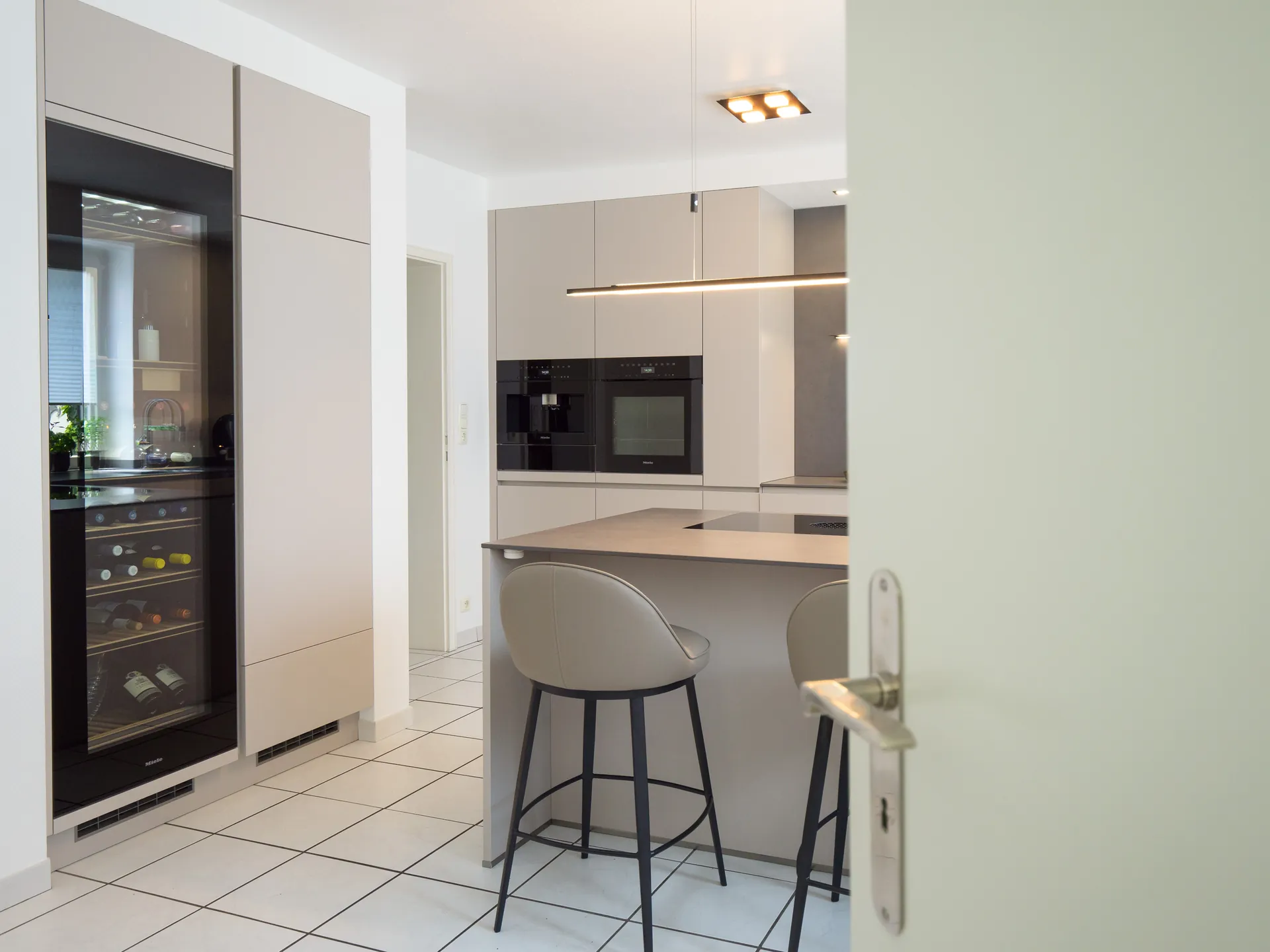 Designküche – Grifflose Küche in Kaschmir mit Halbinsel