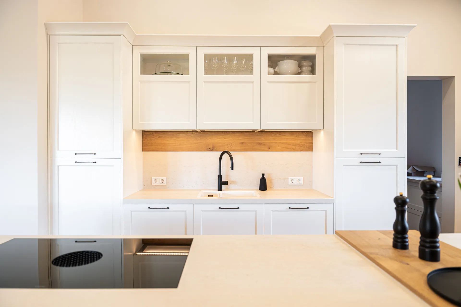 Landhausküche mit Insel – Offene Küche mit Keramik und Holz