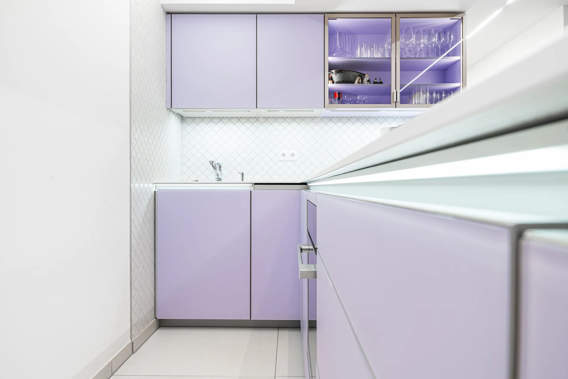 Grifflose Designküche mit Insel – Glas und Keramik von Leicht