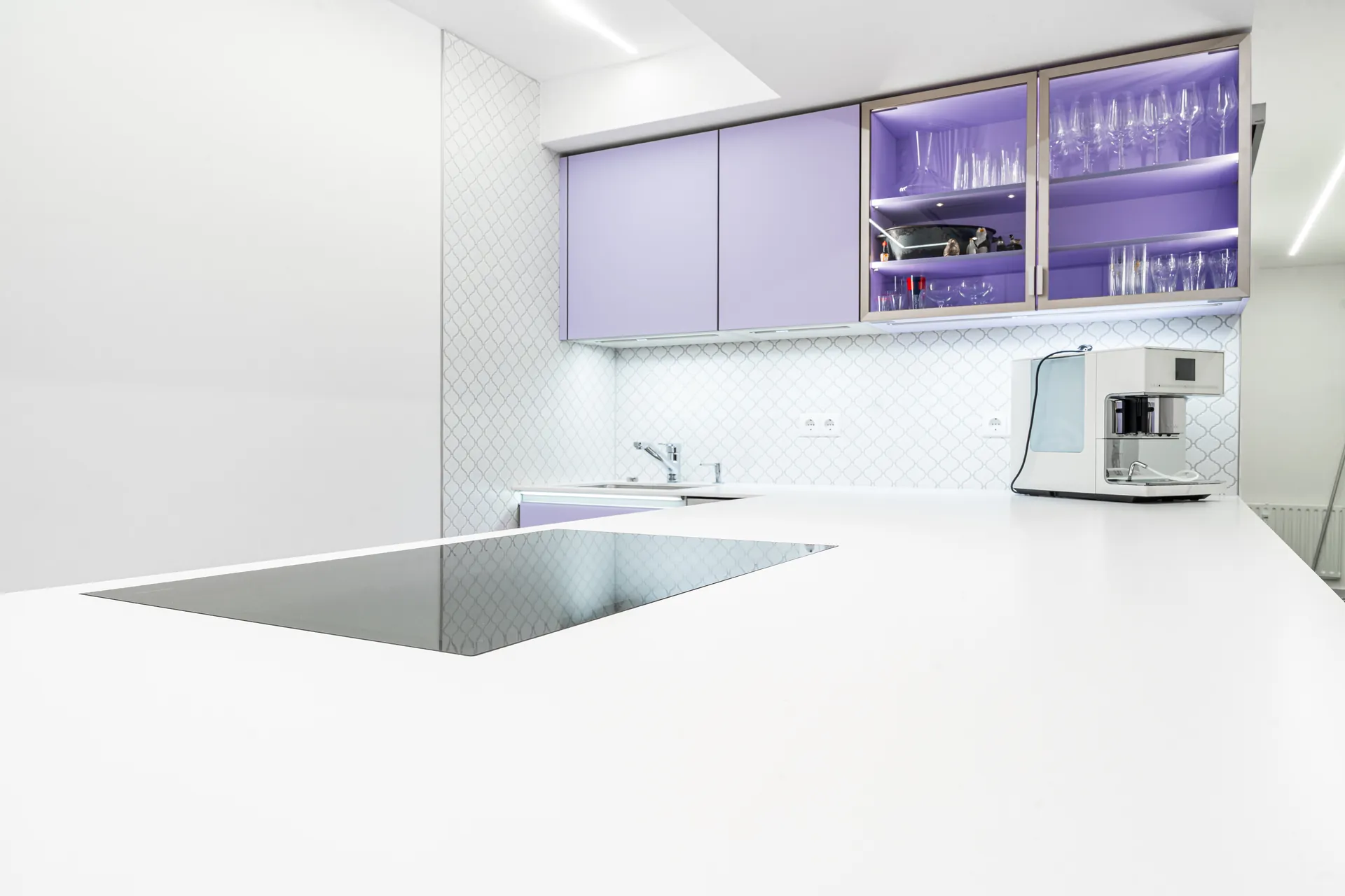 Grifflose Designküche mit Insel – Glas und Keramik von Leicht
