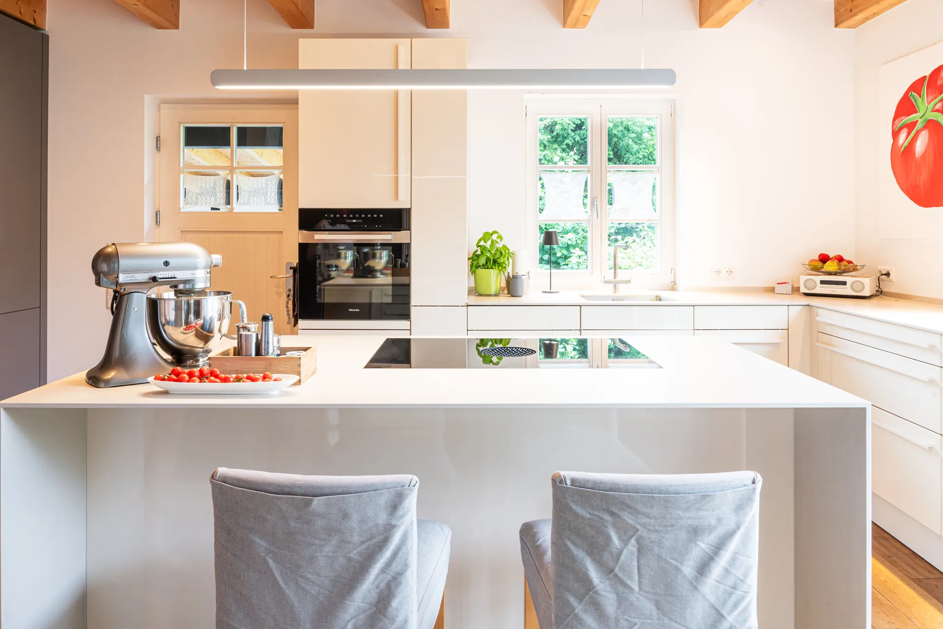 Designküche mit Kochinsel – L-Form mit Keramik und Miele