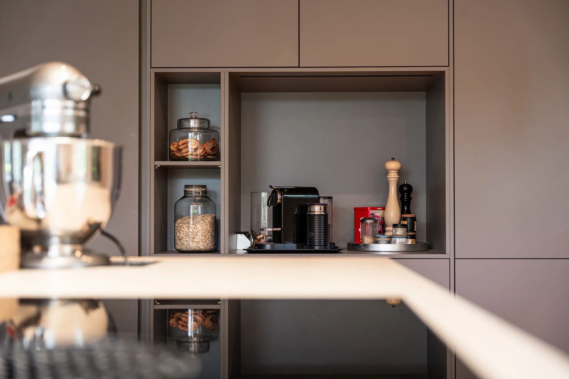 Designküche mit Kochinsel – L-Form mit Keramik und Miele