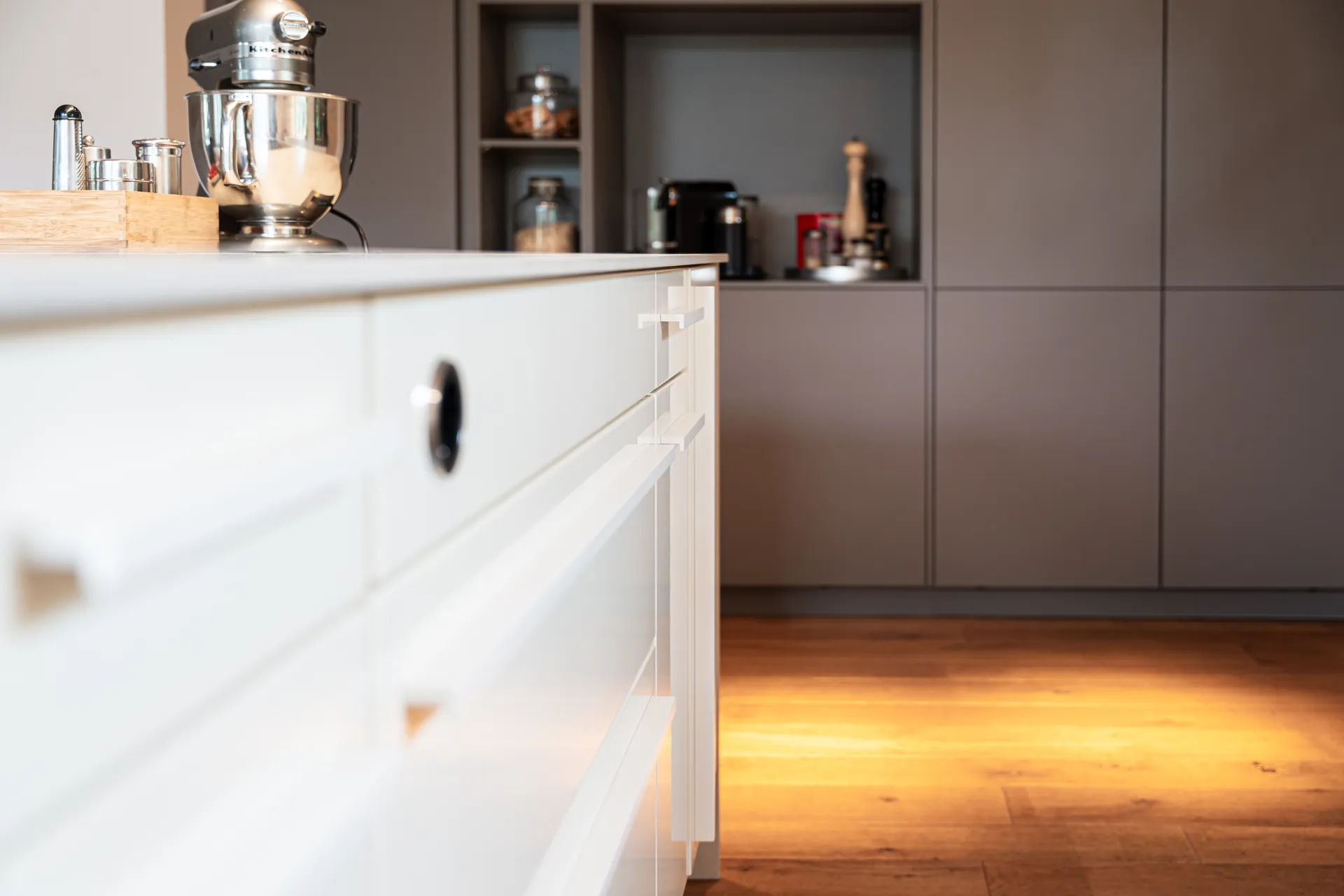 Designküche mit Kochinsel – L-Form mit Keramik und Miele