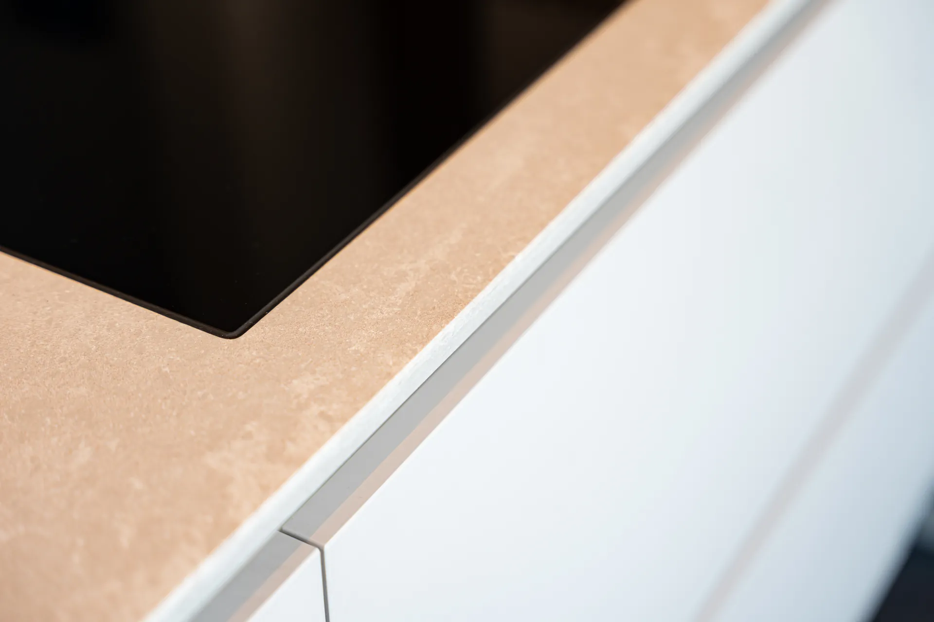 Grifflose U-Küche – Keramik mit Quooker, Bora und Miele