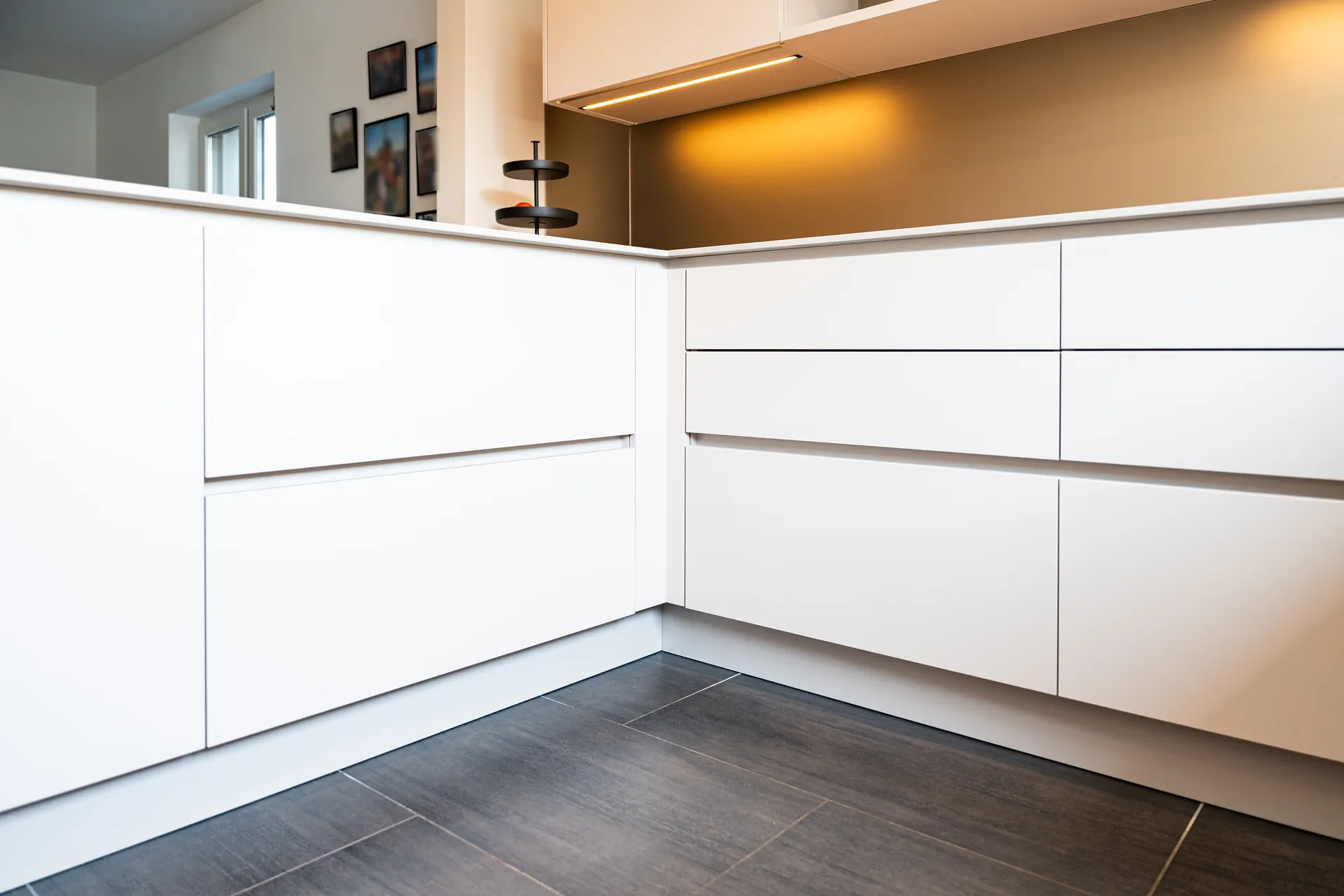 Grifflose U-Küche – Keramik mit Quooker, Bora und Miele