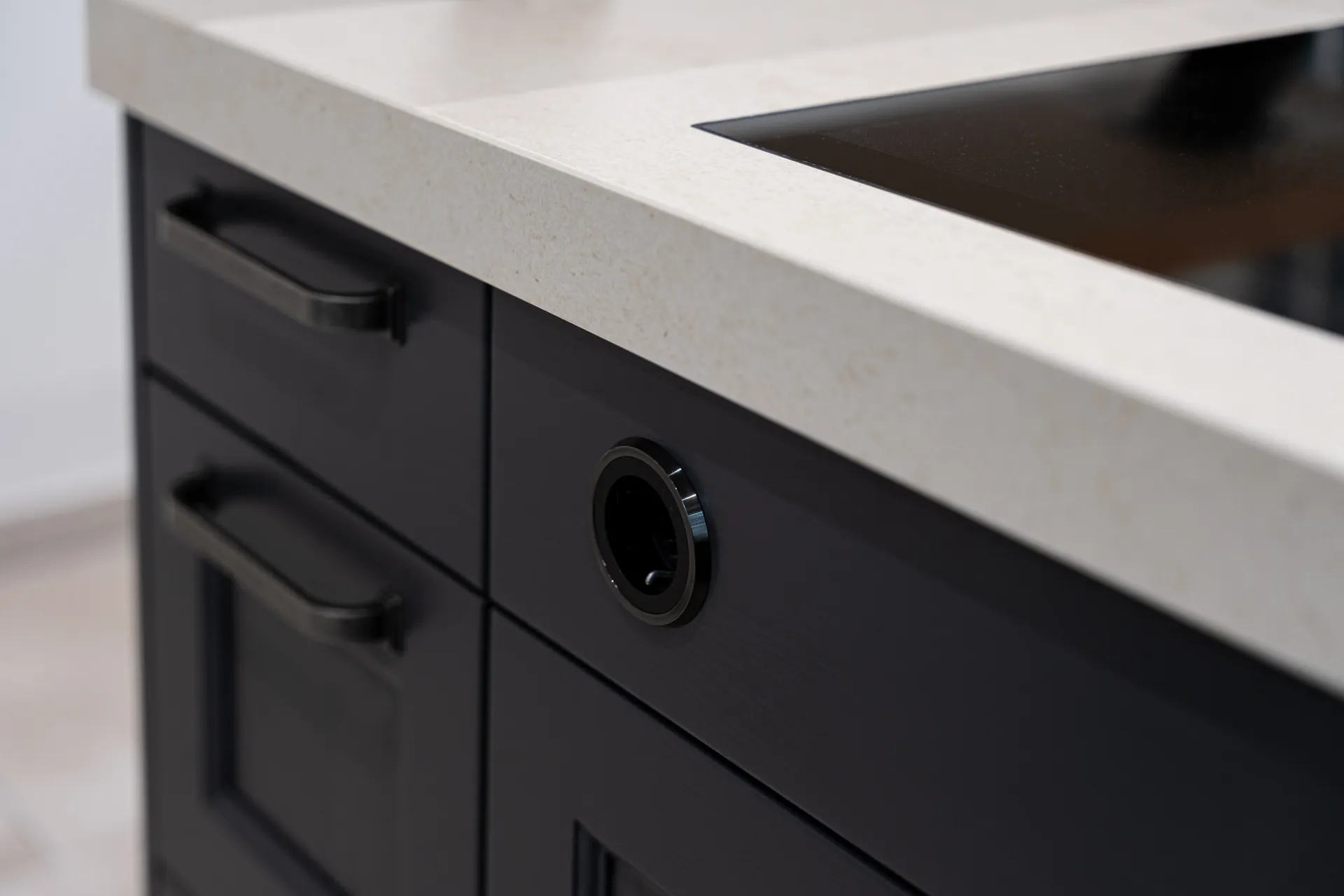 Grifflose Schreinerküche in U-Form – Keramik mit Miele und NEFF