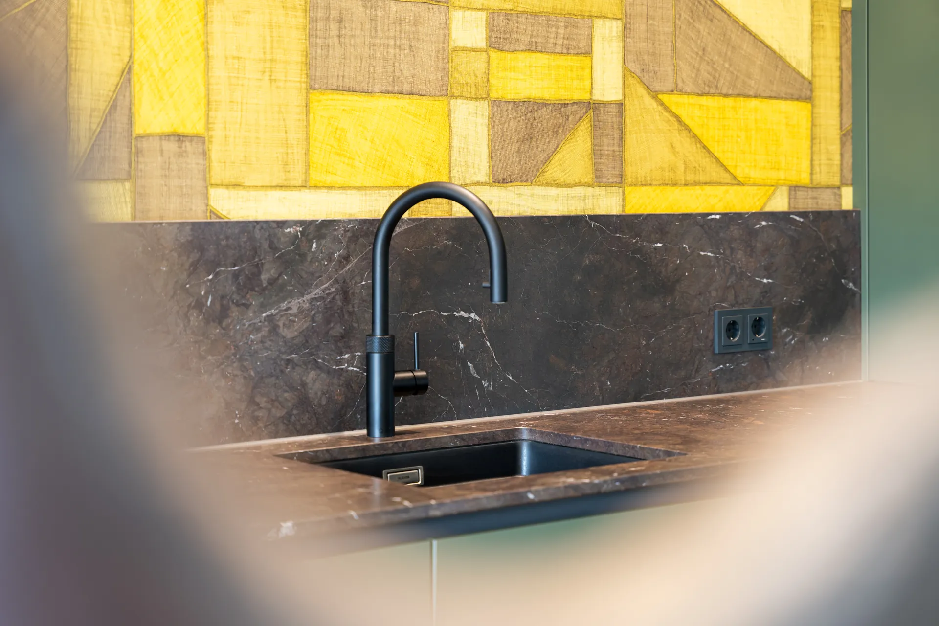Grifflose Designküche mit Insel – L-Form mit Keramik und Leicht