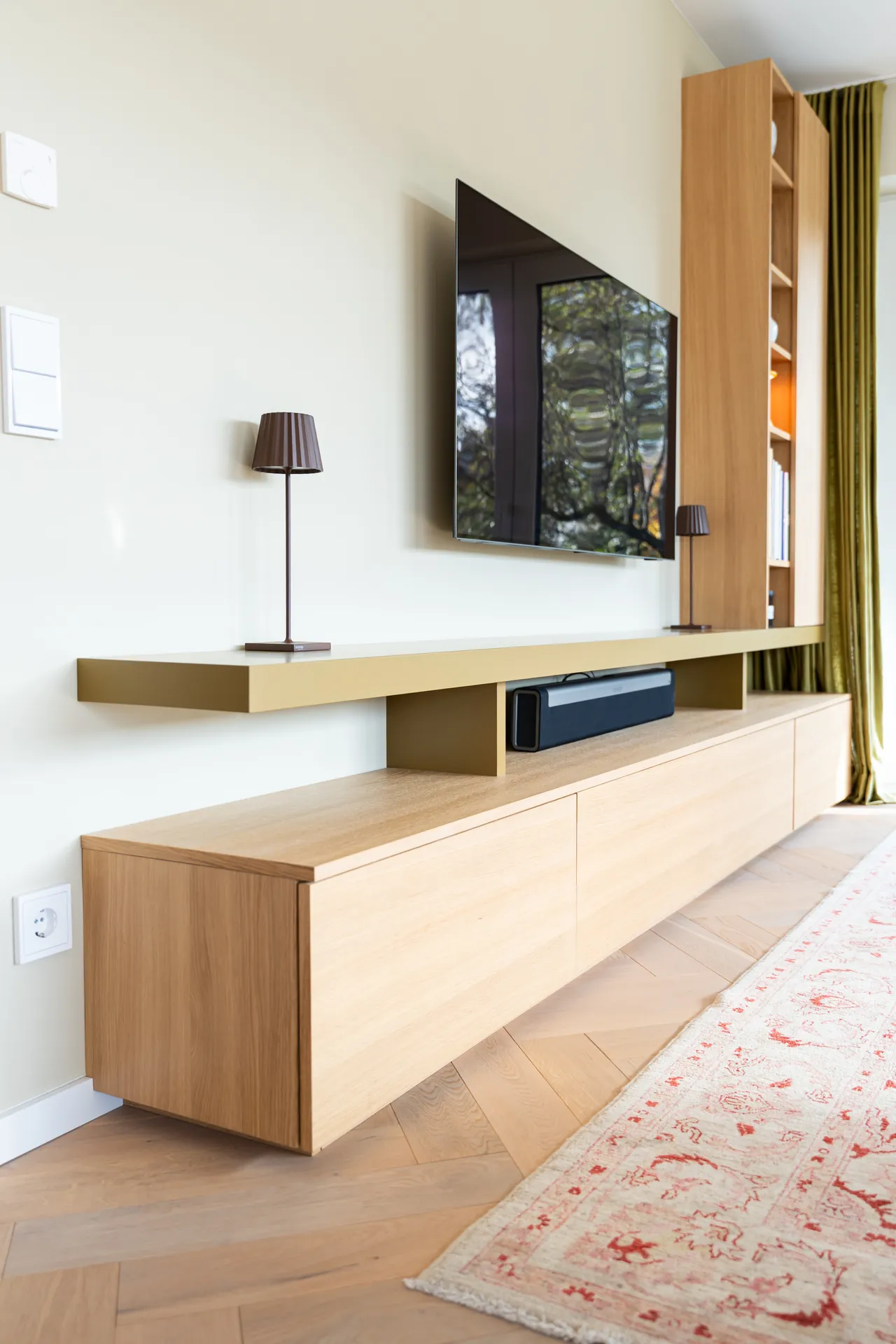 Grifflose Designküche mit Insel – L-Form mit Keramik und Leicht