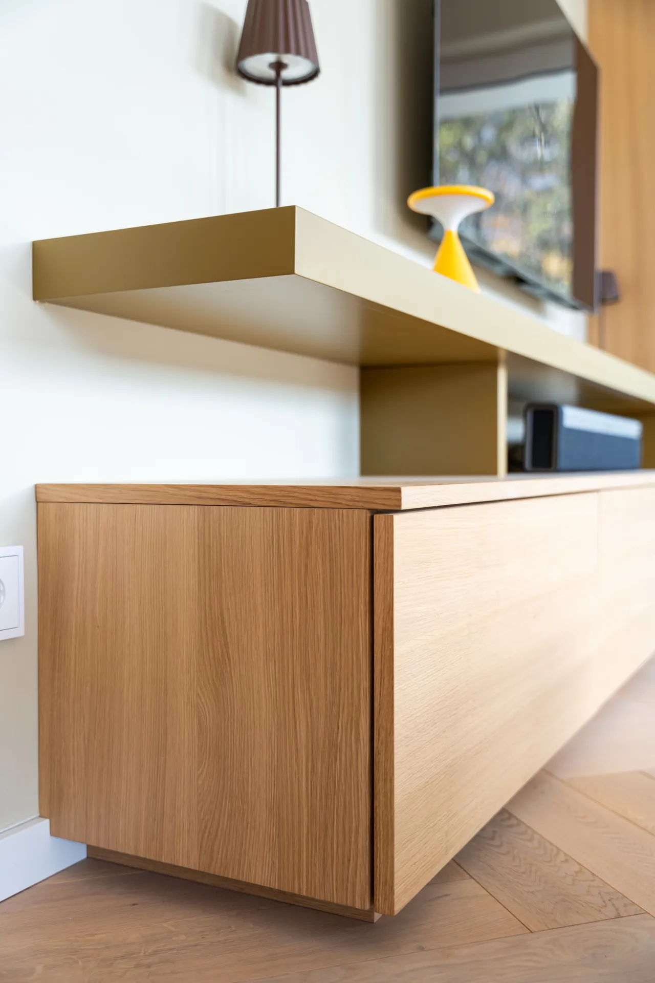 Grifflose Designküche mit Insel – L-Form mit Keramik und Leicht