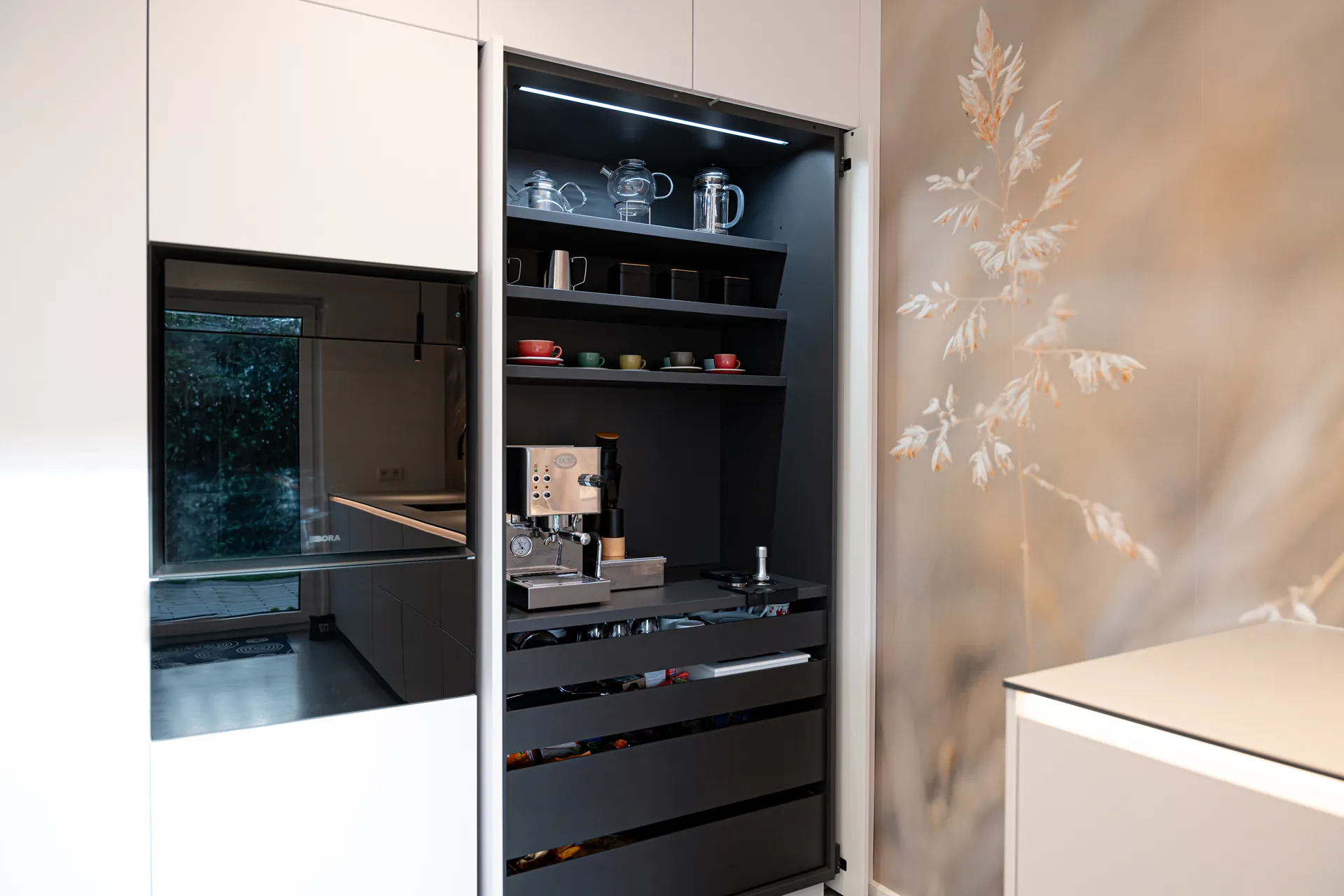 Grifflose Designküche mit Insel – Zweizeilige Küche mit Keramik