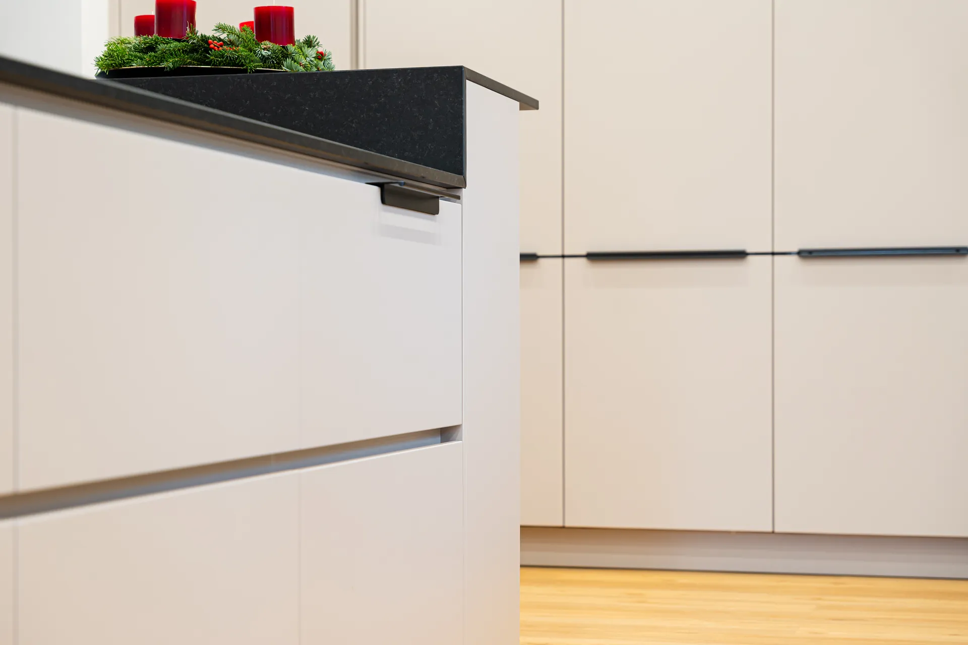 Grifflose Designküche mit Insel – Naturstein mit Häcker und Bora