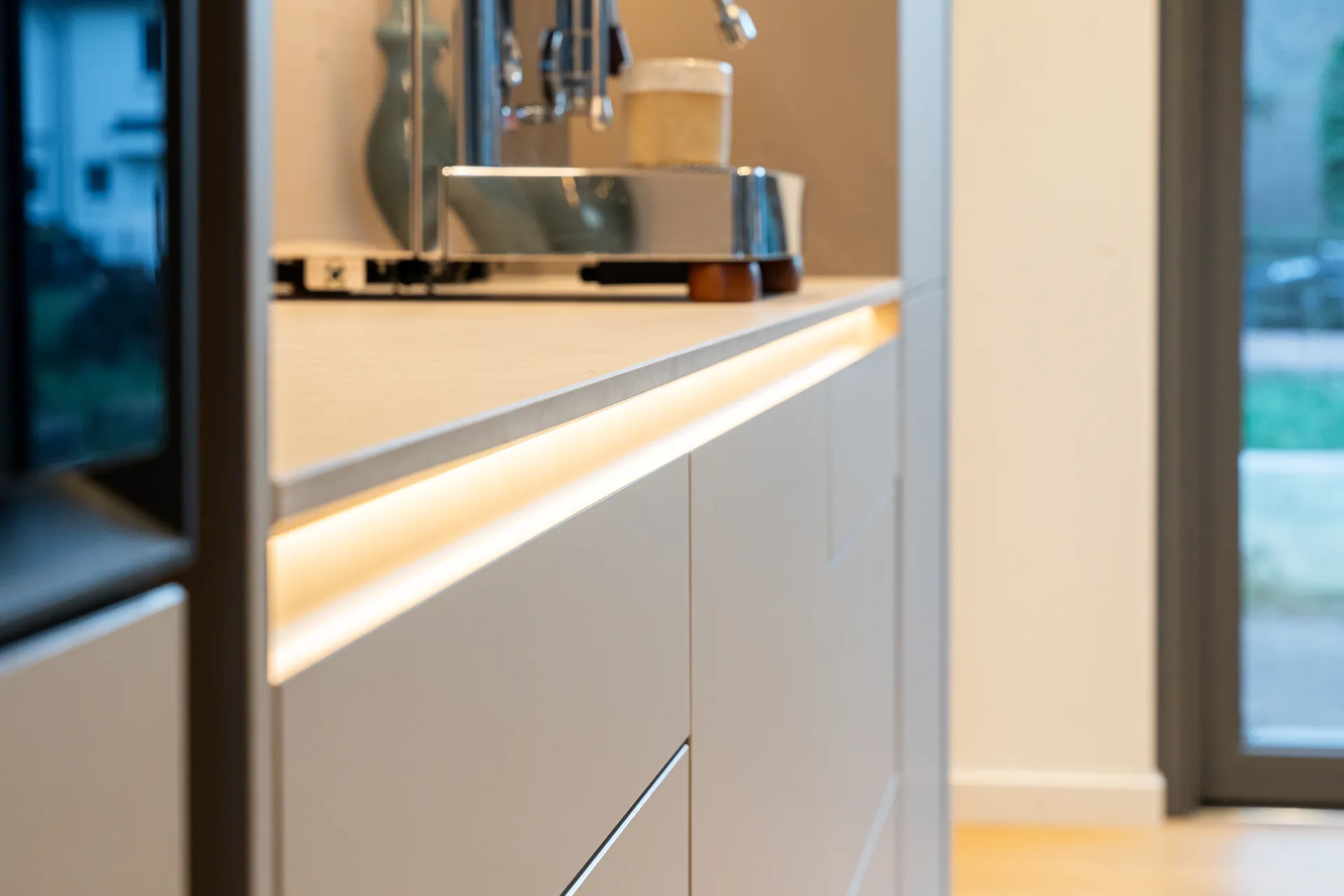 Grifflose Designküche mit Insel – Einzeilige Wohnküche mit Keramik