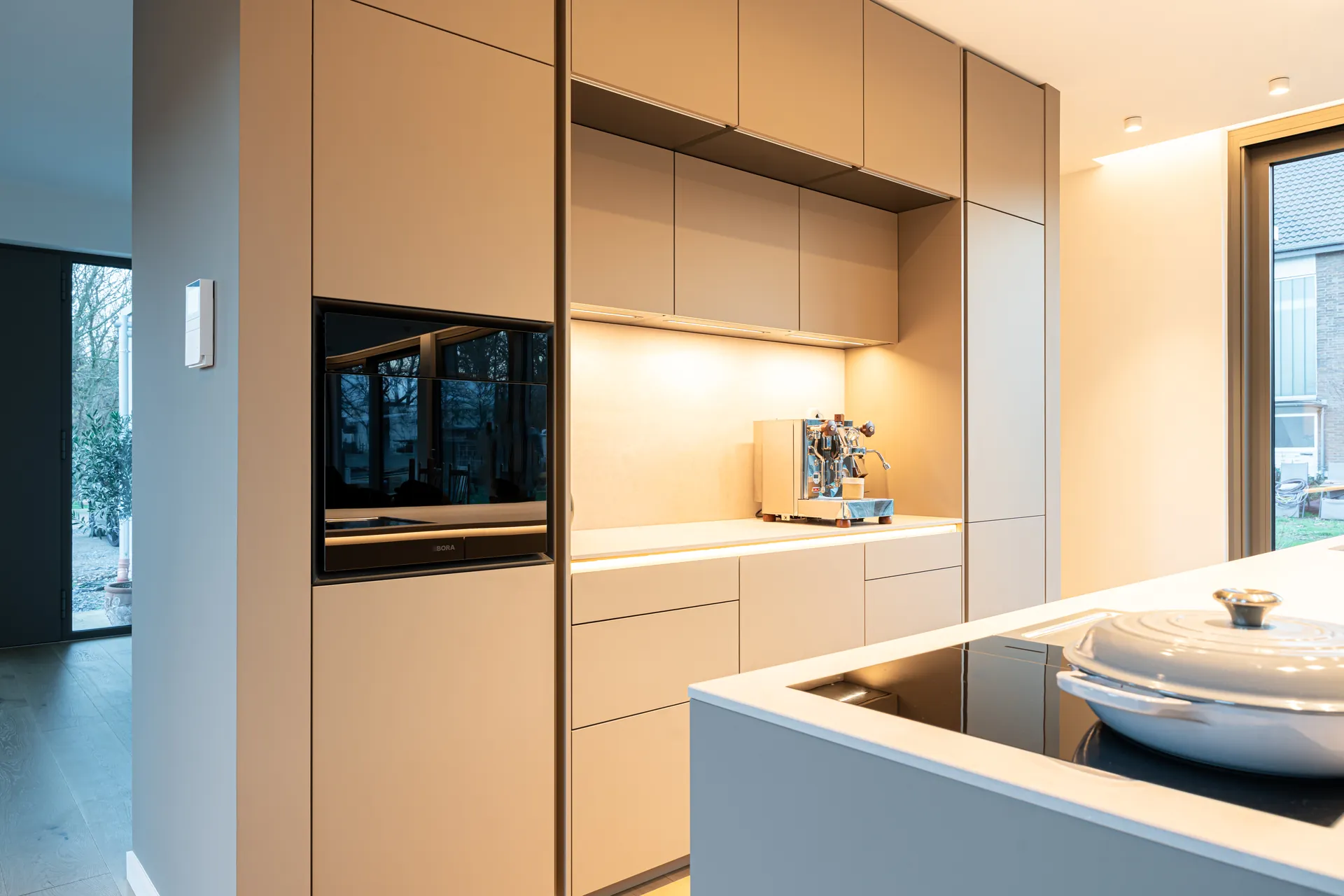 Grifflose Designküche mit Insel – Einzeilige Wohnküche mit Keramik