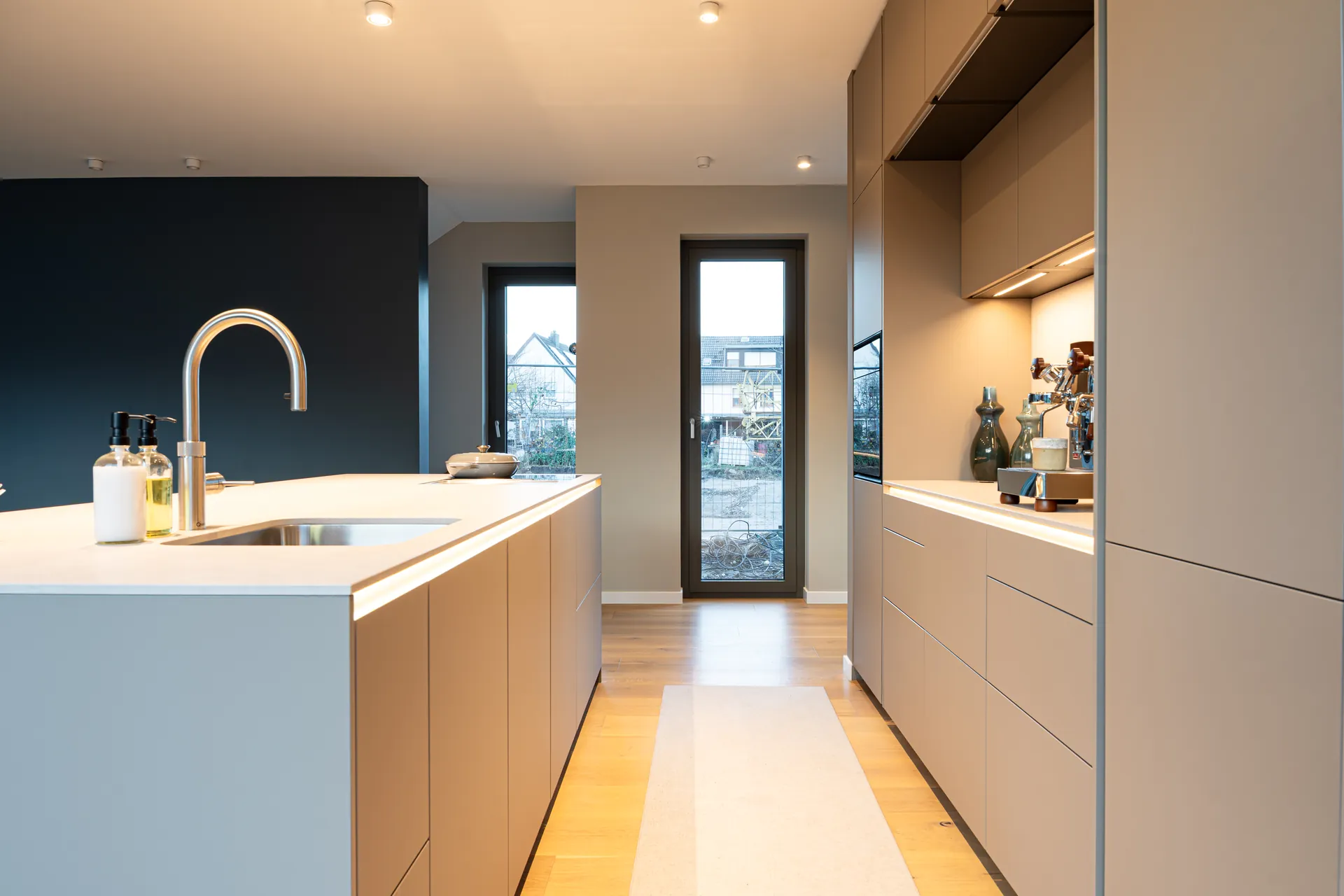 Grifflose Designküche mit Insel – Einzeilige Wohnküche mit Keramik