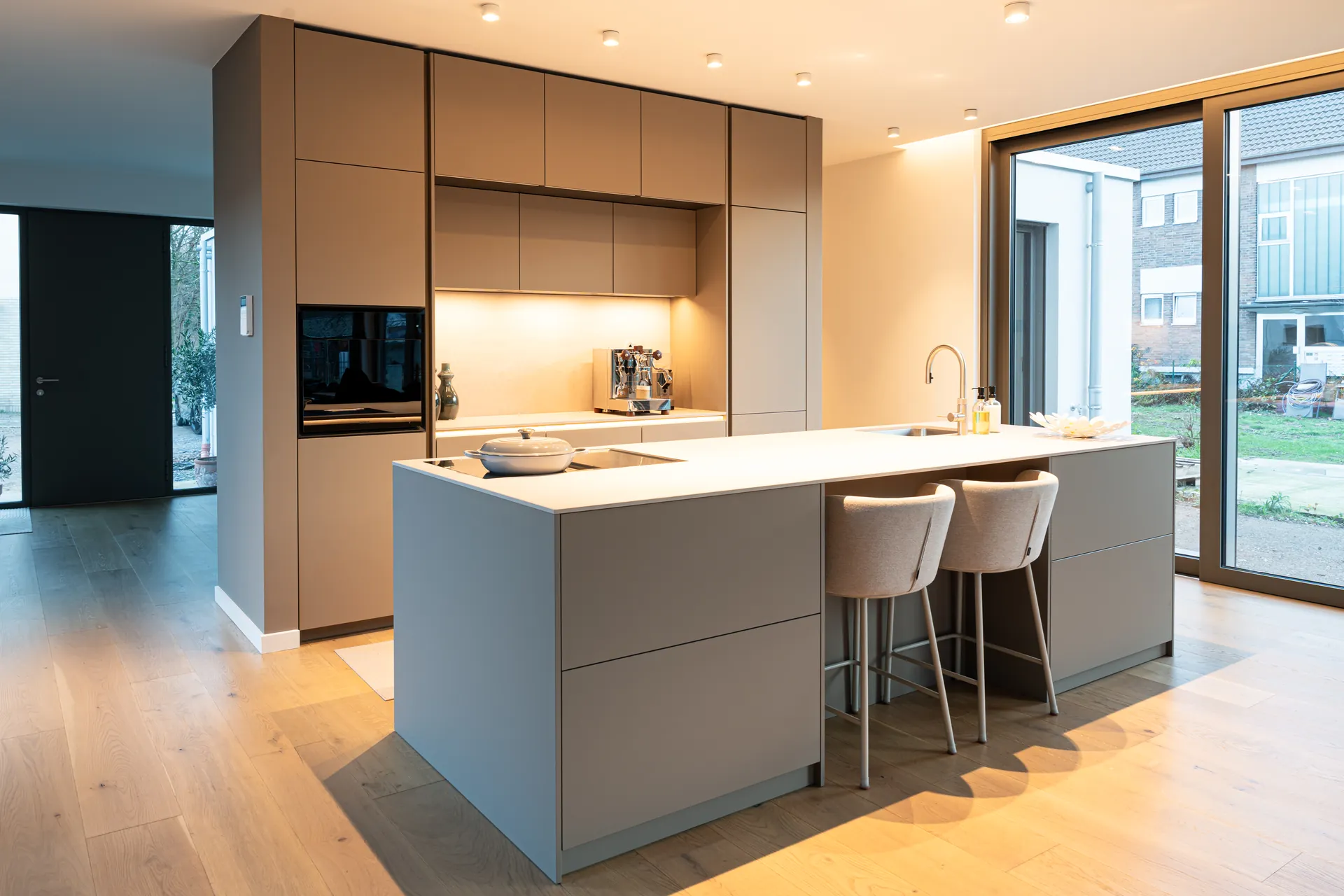 Grifflose Designküche mit Insel – Einzeilige Wohnküche mit Keramik