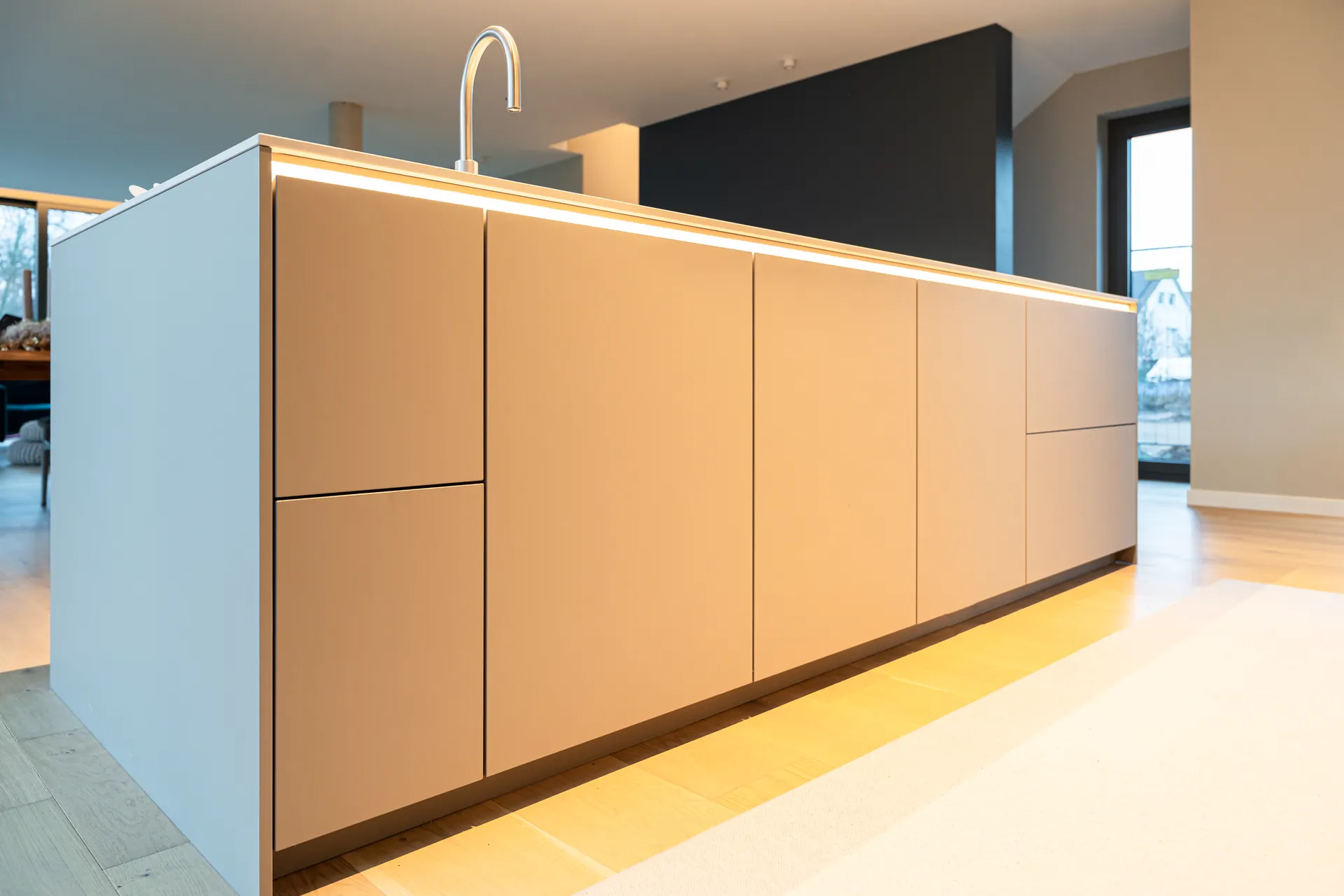 Grifflose Designküche mit Insel – Einzeilige Wohnküche mit Keramik