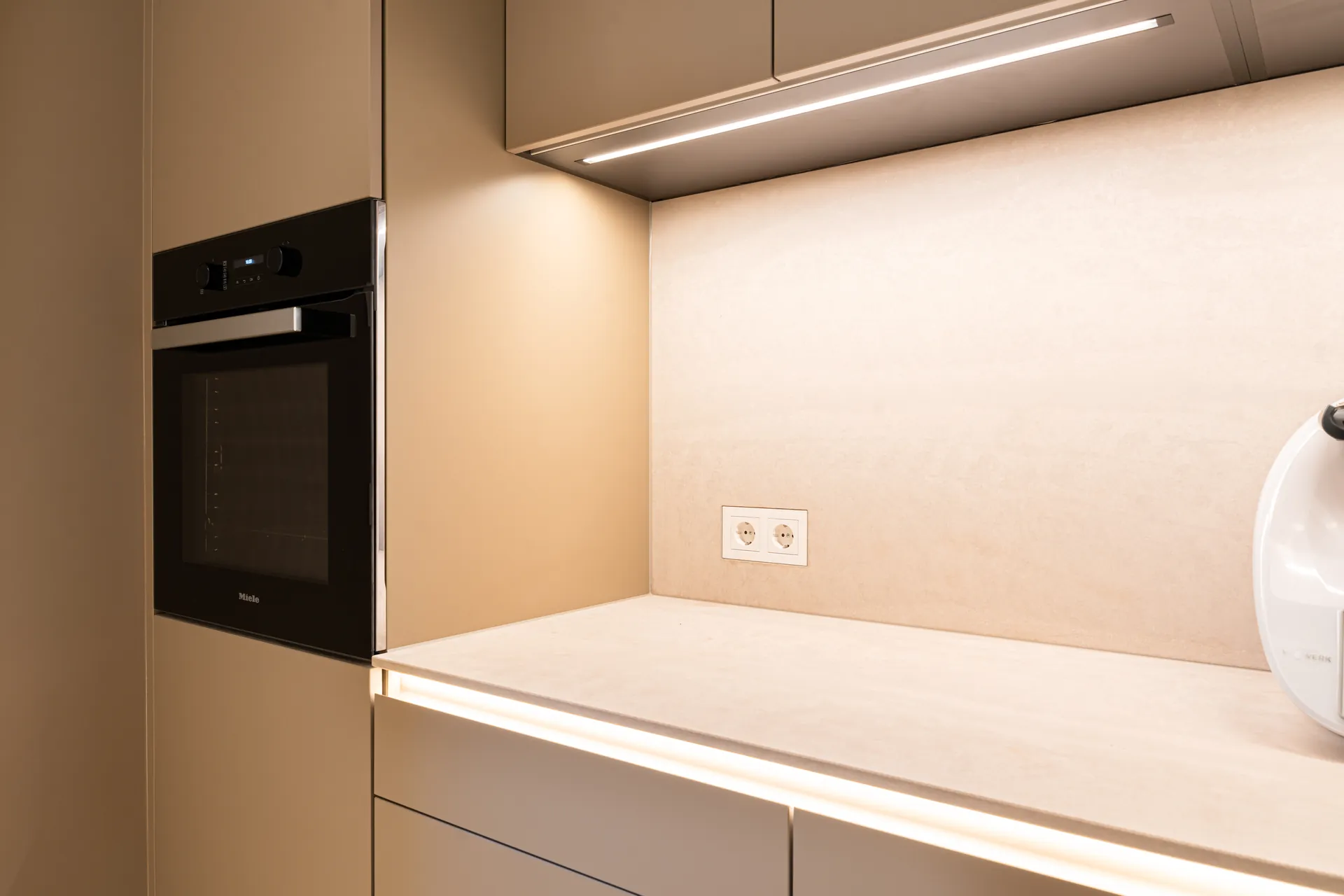 Grifflose Designküche mit Insel – Einzeilige Wohnküche mit Keramik