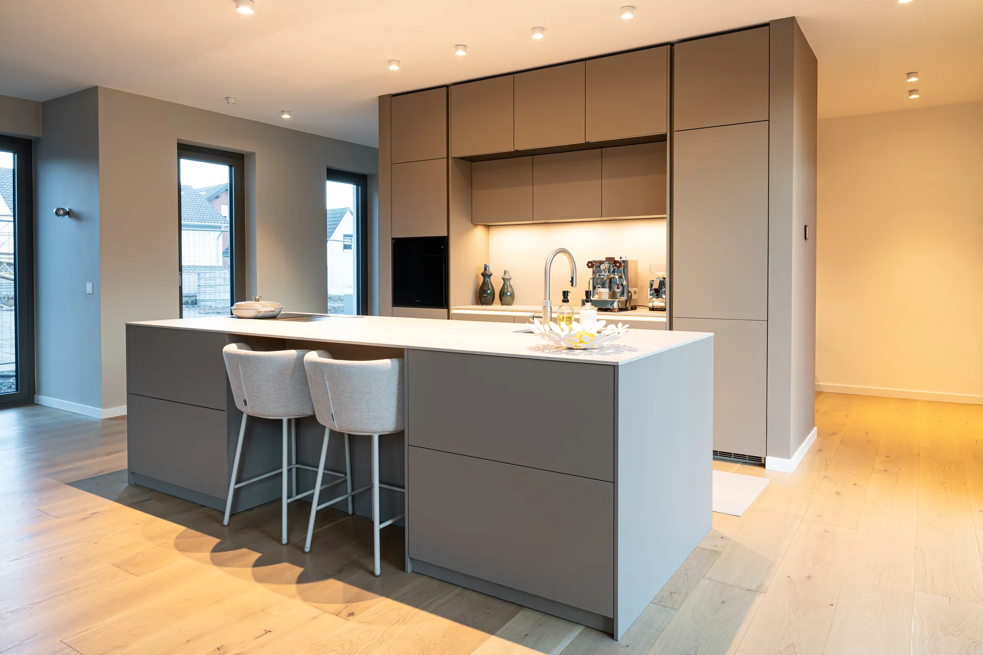 Grifflose Designküche mit Insel – Einzeilige Wohnküche mit Keramik