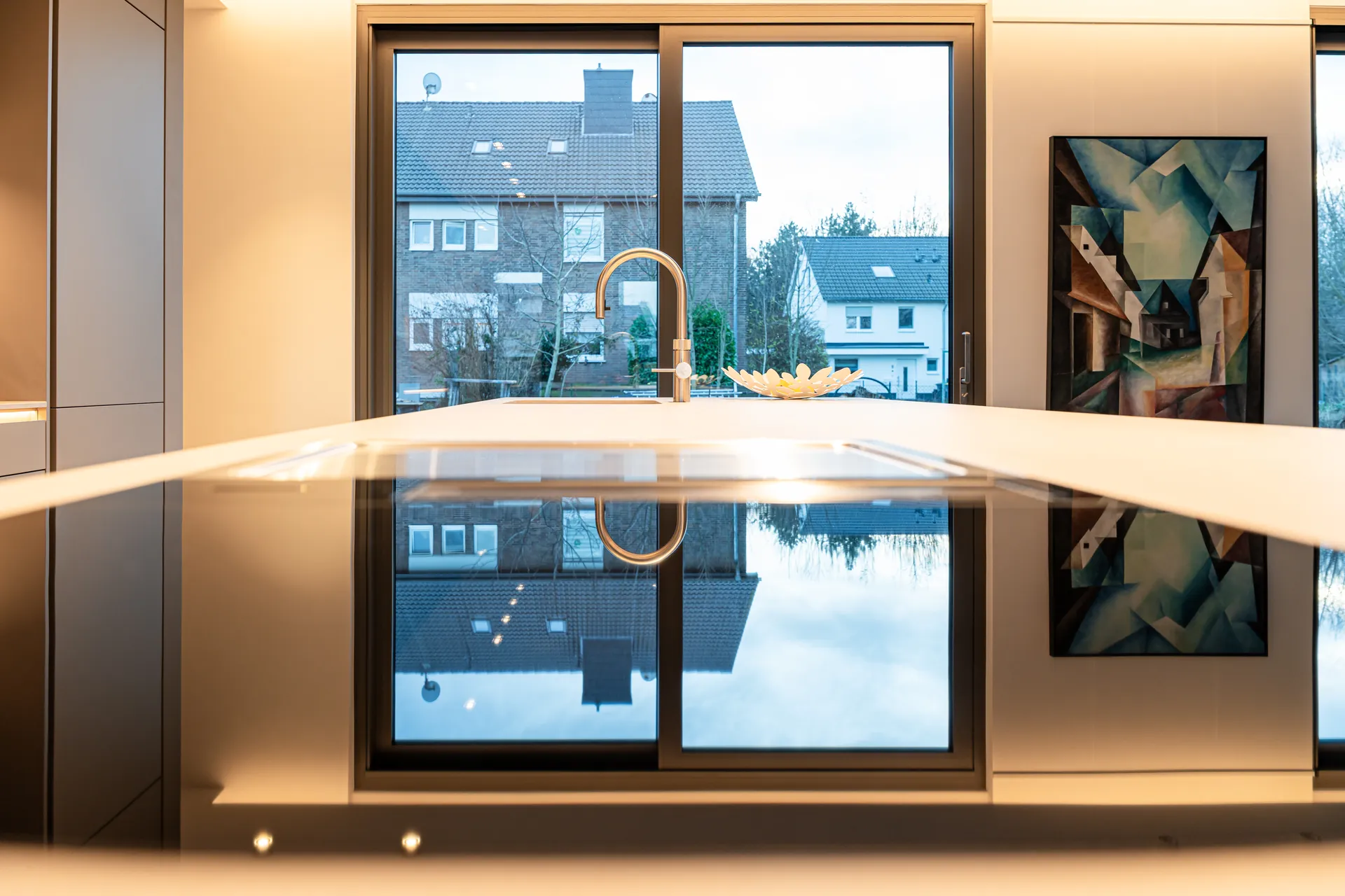 Grifflose Designküche mit Insel – Einzeilige Wohnküche mit Keramik