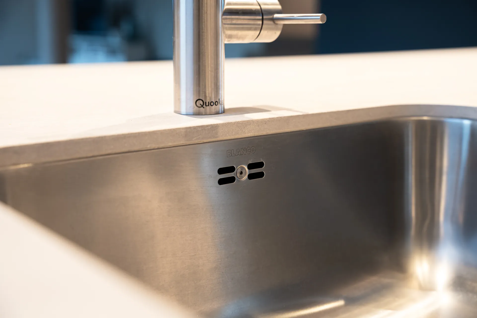 Grifflose Designküche mit Insel – Einzeilige Wohnküche mit Keramik
